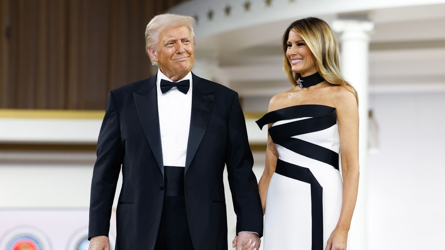 &#x397; Melania Trump &#x3BC;&#x3B5; strapless &#x3BC;&#x3B1;&#x3BA;&#x3C1;&#x3CD; &#x3C6;&#x3CC;&#x3C1;&#x3B5;&#x3BC;&#x3B1; &#x3C3;&#x3C4;&#x3BF; Inauguration Night Ball