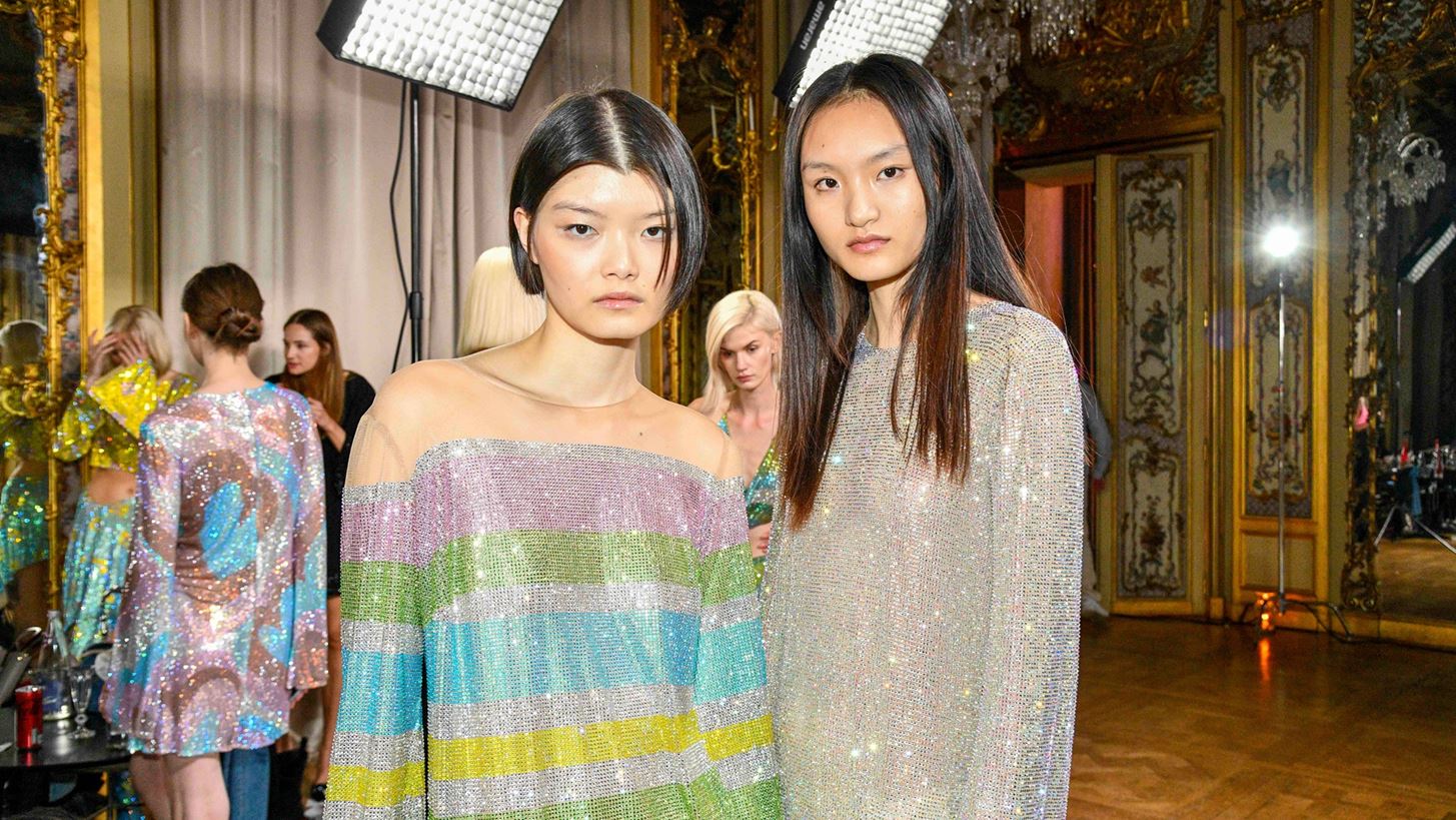Paris Fashion Week | O&#x3B9; 5 &#x3C4;&#x3AC;&#x3C3;&#x3B5;&#x3B9;&#x3C2; &#x3C3;&#x3C4;&#x3B1; &#x3BC;&#x3B1;&#x3BB;&#x3BB;&#x3B9;&#x3AC; &#x3C0;&#x3BF;&#x3C5; &#x3BE;&#x3B5;&#x3C7;&#x3C9;&#x3C1;&#x3AF;&#x3C3;&#x3B1;&#x3BC;&#x3B5; - &#x3BA;&#x3B1;&#x3B9; &#x3BC;&#x3C0;&#x3BF;&#x3C1;&#x3B5;&#x3AF;&#x3C2; &#x3AC;&#x3BD;&#x3B5;&#x3C4;&#x3B1; &#x3BD;&#x3B1; &#x3C5;&#x3B9;&#x3BF;&#x3B8;&#x3B5;&#x3C4;&#x3AE;&#x3C3;&#x3B5;&#x3B9;&#x3C2; &#x3BA;&#x3B1;&#x3B9; &#x3C4;&#x3BF;&#x3BD; &#x3C7;&#x3B5;&#x3B9;&#x3BC;&#x3CE;&#x3BD;&#x3B1;