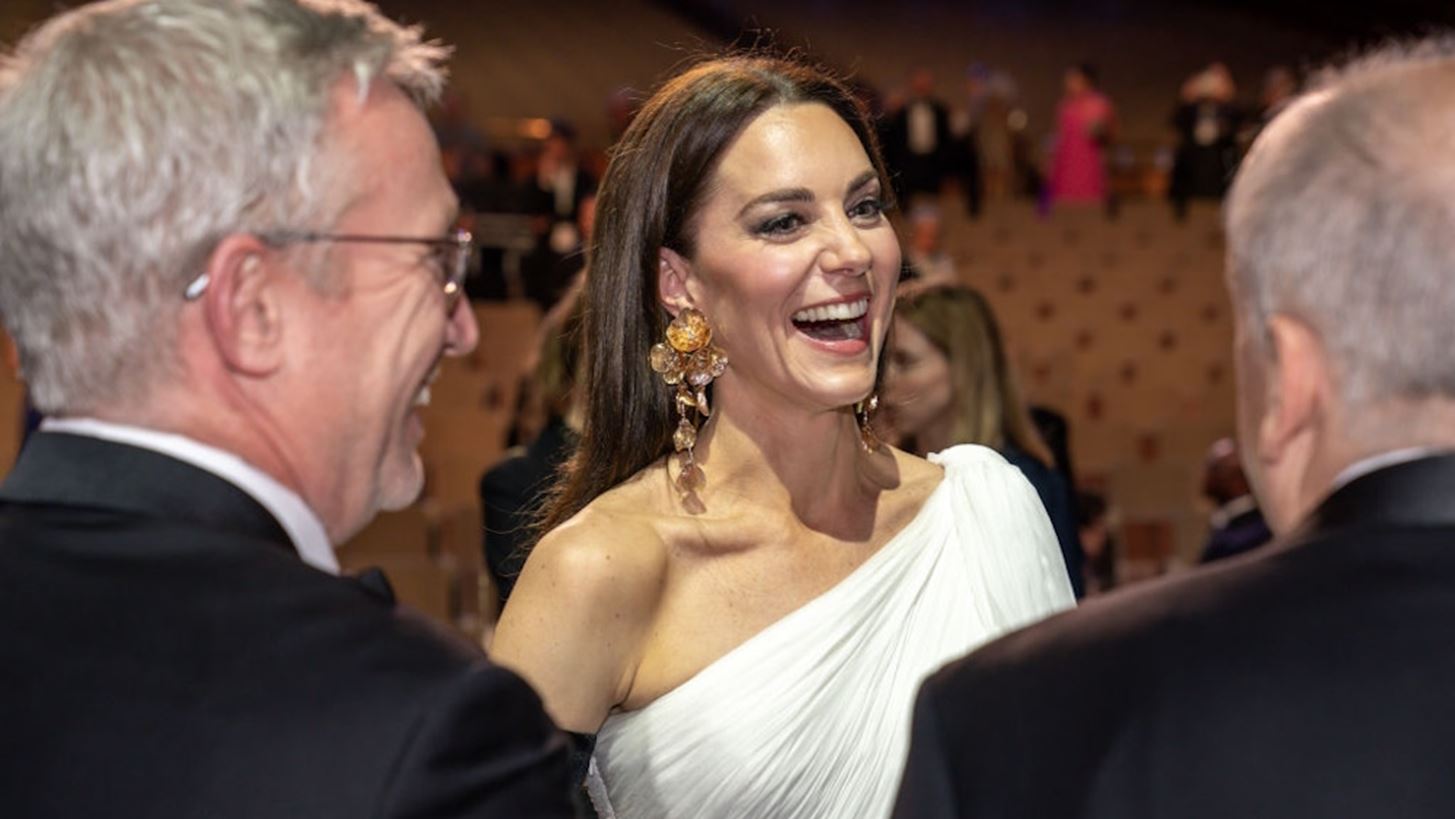 Kate Middleton | &#x3A4;&#x3BF; &#x3BA;&#x3BF;&#x3BC;&#x3C8;&#x3CC; &#x3BC;&#x3B1;&#x3BD;&#x3B9;&#x3BA;&#x3B9;&#x3BF;&#x3CD;&#x3C1; &#x3C0;&#x3BF;&#x3C5; &#x3C5;&#x3B9;&#x3BF;&#x3B8;&#x3B5;&#x3C4;&#x3B5;&#x3AF; &#x3C3;&#x3C4;&#x3B9;&#x3C2; &#x3B4;&#x3B7;&#x3BC;&#x3CC;&#x3C3;&#x3B9;&#x3B5;&#x3C2; &#x3B5;&#x3BC;&#x3C6;&#x3B1;&#x3BD;&#x3AF;&#x3C3;&#x3B5;&#x3B9;&#x3C2; &#x3C4;&#x3B7;&#x3C2;