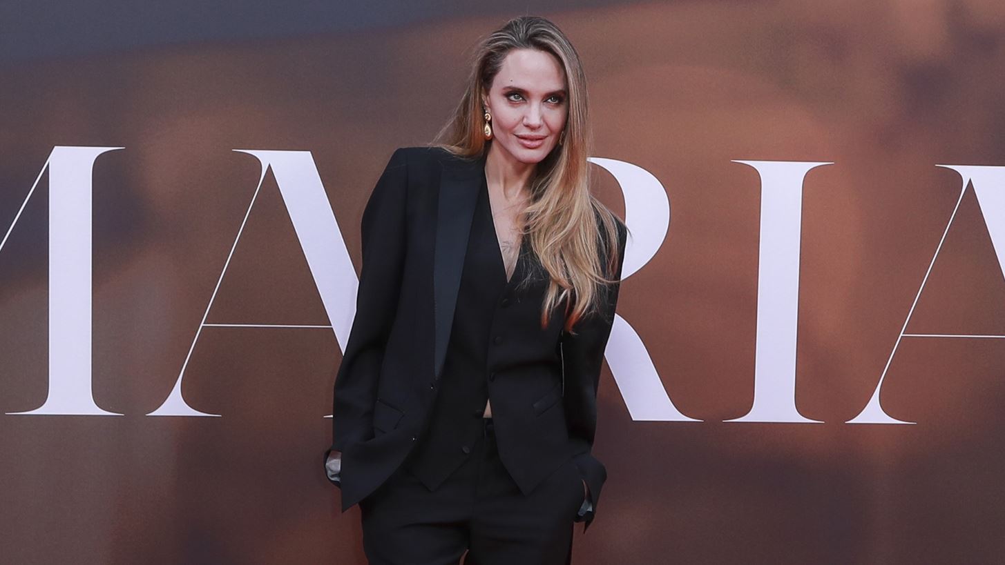 Angelina Jolie | &#x3A0;&#x3B5;&#x3C1;&#x3C0;&#x3AC;&#x3C4;&#x3B7;&#x3C3;&#x3B5; &#x3C3;&#x3C4;&#x3BF; &#x3AF;&#x3B4;&#x3B9;&#x3BF; &#x3BA;&#x3CC;&#x3BA;&#x3BA;&#x3B9;&#x3BD;&#x3BF; &#x3C7;&#x3B1;&#x3BB;&#x3AF; &#x3BC;&#x3B5; &#x3C4;&#x3BF;&#x3BD; &#x3C6;&#x3B7;&#x3BC;&#x3BF;&#x3BB;&#x3BF;&#x3B3;&#x3BF;&#x3CD;&#x3BC;&#x3B5;&#x3BD;&#x3BF; &#x3C3;&#x3CD;&#x3BD;&#x3C4;&#x3C1;&#x3BF;&#x3C6;&#x3CC; &#x3C4;&#x3B7;&#x3C2;