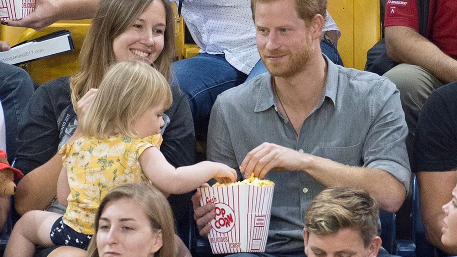 &#x39F; &#x3C0;&#x3C1;&#x3AF;&#x3B3;&#x3BA;&#x3B9;&#x3C0;&#x3B1;&#x3C2; Harry &#x3BC;&#x3BF;&#x3B9;&#x3C1;&#x3AC;&#x3B6;&#x3B5;&#x3C4;&#x3B1;&#x3B9; &#x3C4;&#x3B1; &#x3C0;&#x3BF;&#x3C0; &#x3BA;&#x3BF;&#x3C1;&#x3BD; &#x3C4;&#x3BF;&#x3C5; &#x3BC;&#x3B5; &#x3AD;&#x3BD;&#x3B1; &#x3BA;&#x3BF;&#x3C1;&#x3B9;&#x3C4;&#x3C3;&#x3AC;&#x3BA;&#x3B9; &#x3BA;&#x3B1;&#x3B9; &#x3B3;&#x3AF;&#x3BD;&#x3B5;&#x3C4;&#x3B1;&#x3B9; viral