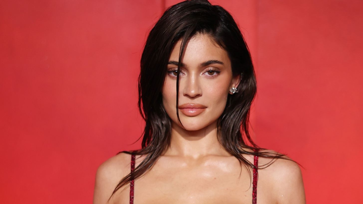 Kylie Jenner | &#x3A3;&#x3C0;&#x3AC;&#x3B5;&#x3B9; &#x3C4;&#x3B7; &#x3C3;&#x3B9;&#x3C9;&#x3C0;&#x3AE; &#x3C4;&#x3B7;&#x3C2; &#x3B3;&#x3B9;&#x3B1; &#x3C4;&#x3BF;&#x3BD; &#x3B8;&#x3AC;&#x3BD;&#x3B1;&#x3C4;&#x3BF; &#x3C4;&#x3BF;&#x3C5; &#x3BA;&#x3BF;&#x3BC;&#x3BC;&#x3C9;&#x3C4;&#x3AE; &#x3C4;&#x3B7;&#x3C2; &#x3C3;&#x3B5; &#x3B7;&#x3BB;&#x3B9;&#x3BA;&#x3AF;&#x3B1; 34 &#x3B5;&#x3C4;&#x3CE;&#x3BD;