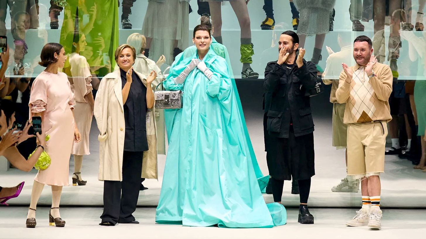 &#x397; Linda Evangelista &#x3B1;&#x3C0;&#x3BF;&#x3BA;&#x3AC;&#x3BB;&#x3C5;&#x3C8;&#x3B5; &#x3CC;&#x3C4;&#x3B9; &#x3B4;&#x3B9;&#x3B1;&#x3B3;&#x3BD;&#x3CE;&#x3C3;&#x3C4;&#x3B7;&#x3BA;&#x3B5; &#x3B4;&#x3CD;&#x3BF; &#x3C6;&#x3BF;&#x3C1;&#x3AD;&#x3C2; &#x3BC;&#x3B5; &#x3BA;&#x3B1;&#x3C1;&#x3BA;&#x3AF;&#x3BD;&#x3BF; &#x3BC;&#x3AD;&#x3C3;&#x3B1; &#x3C3;&#x3B5; &#x3C0;&#x3AD;&#x3BD;&#x3C4;&#x3B5; &#x3C7;&#x3C1;&#x3CC;&#x3BD;&#x3B9;&#x3B1;
