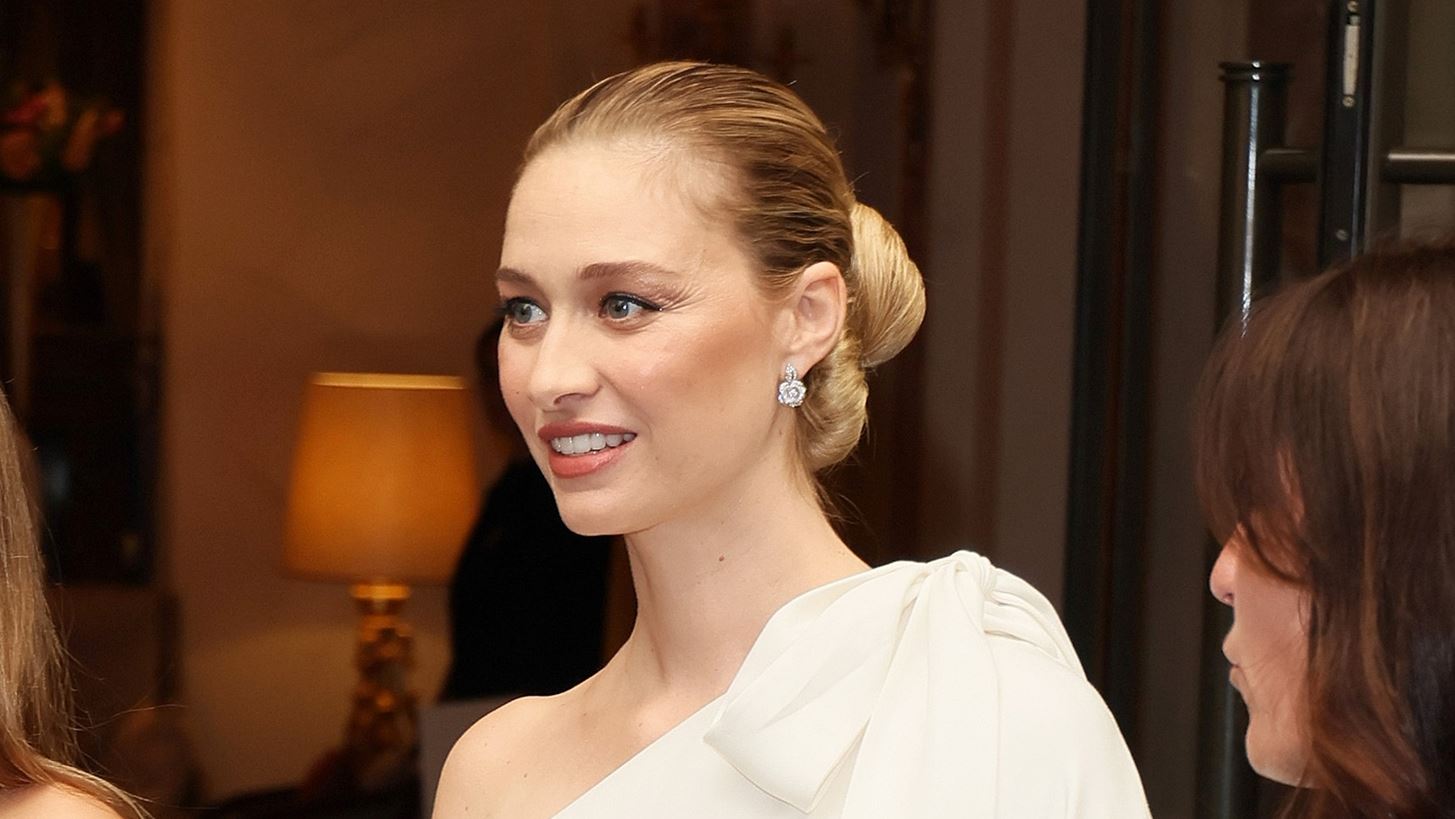 Beatrice Borromeo | &#x3A3;&#x3B1;&#x3BD; &#x3B8;&#x3B5;&#x3AC; &#x3C4;&#x3BF;&#x3C5; &#x39F;&#x3BB;&#x3CD;&#x3BC;&#x3C0;&#x3BF;&#x3C5; &#x3C3;&#x3C4;&#x3B7;&#x3BD; &#x3B5;&#x3C0;&#x3AF;&#x3B4;&#x3B5;&#x3B9;&#x3BE;&#x3B7; &#x3BC;&#x3CC;&#x3B4;&#x3B1;&#x3C2; &#x3C4;&#x3BF;&#x3C5; Dior &#x3C3;&#x3C4;&#x3B7; Villa Albani Torlonia
