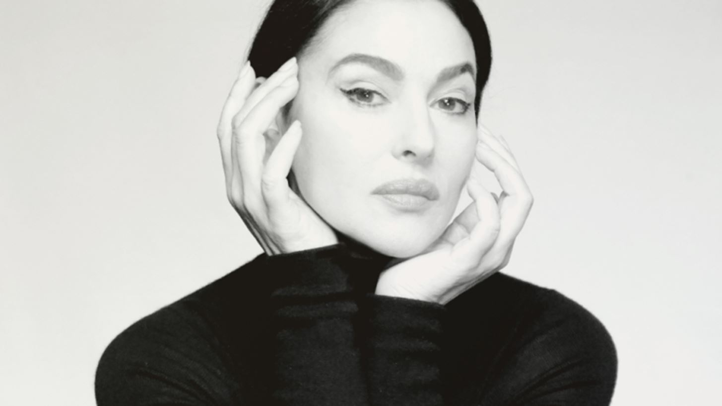 Monica Bellucci | &#x393;&#x3AF;&#x3BD;&#x3B5;&#x3C4;&#x3B1;&#x3B9; 59 &#x3B5;&#x3C4;&#x3CE;&#x3BD; &#x3BA;&#x3B9; &#x3B5;&#x3BC;&#x3B5;&#x3AF;&#x3C2; &#x3B8;&#x3C5;&#x3BC;&#x3CC;&#x3BC;&#x3B1;&#x3C3;&#x3C4;&#x3B5; &#x3C4;&#x3B9;&#x3C2; iconic &#x3C3;&#x3C4;&#x3B9;&#x3B3;&#x3BC;&#x3AD;&#x3C2; &#x3C4;&#x3B7;&#x3C2;