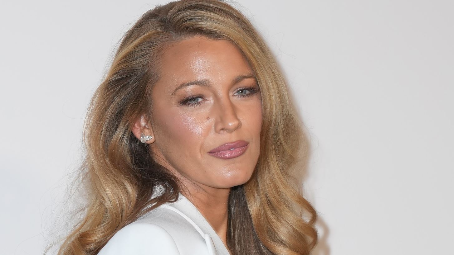 &#x39D;&#x3AD;&#x3B1; &#x3BC;&#x3AE;&#x3BD;&#x3C5;&#x3C3;&#x3B7; &#x3C3;&#x3C4;&#x3B7;&#x3BD; Blake Lively
