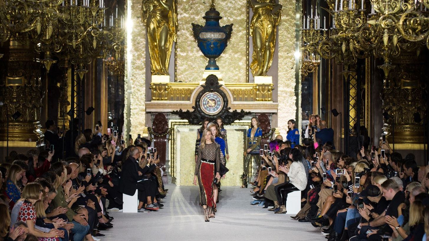 Balmain, Isabel Marant S/S &#x27;18: &#x3A0;&#x3B5;&#x3C1;&#x3AF;&#x3C4;&#x3B5;&#x3C7;&#x3BD;&#x3B5;&#x3C2; &#x3C5;&#x3C6;&#x3AD;&#x3C2;, glitter &#x3BA;&#x3B1;&#x3B9; casual vibes