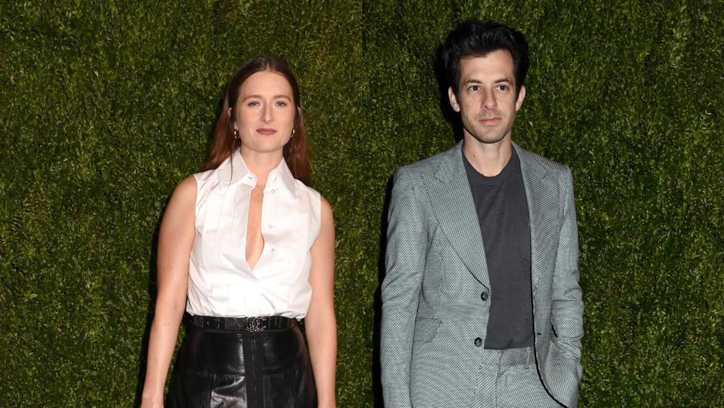Grace Gummer | &#x397; &#x3BA;&#x3CC;&#x3C1;&#x3B7; &#x3C4;&#x3B7;&#x3C2; Meryl Streep &#x3C0;&#x3B1;&#x3BD;&#x3C4;&#x3C1;&#x3B5;&#x3CD;&#x3C4;&#x3B7;&#x3BA;&#x3B5; &#x3C4;&#x3BF;&#x3BD; Mark Ronson - &#x397; &#x3C4;&#x3C1;&#x3C5;&#x3C6;&#x3B5;&#x3C1;&#x3AE; &#x3C6;&#x3C9;&#x3C4;&#x3BF;&#x3B3;&#x3C1;&#x3B1;&#x3C6;&#x3AF;&#x3B1; &#x3B1;&#x3C0;&#x3CC; &#x3C4;&#x3BF;&#x3BD; &#x3B3;&#x3AC;&#x3BC;&#x3BF; &#x3C4;&#x3BF;&#x3C5;&#x3C2;