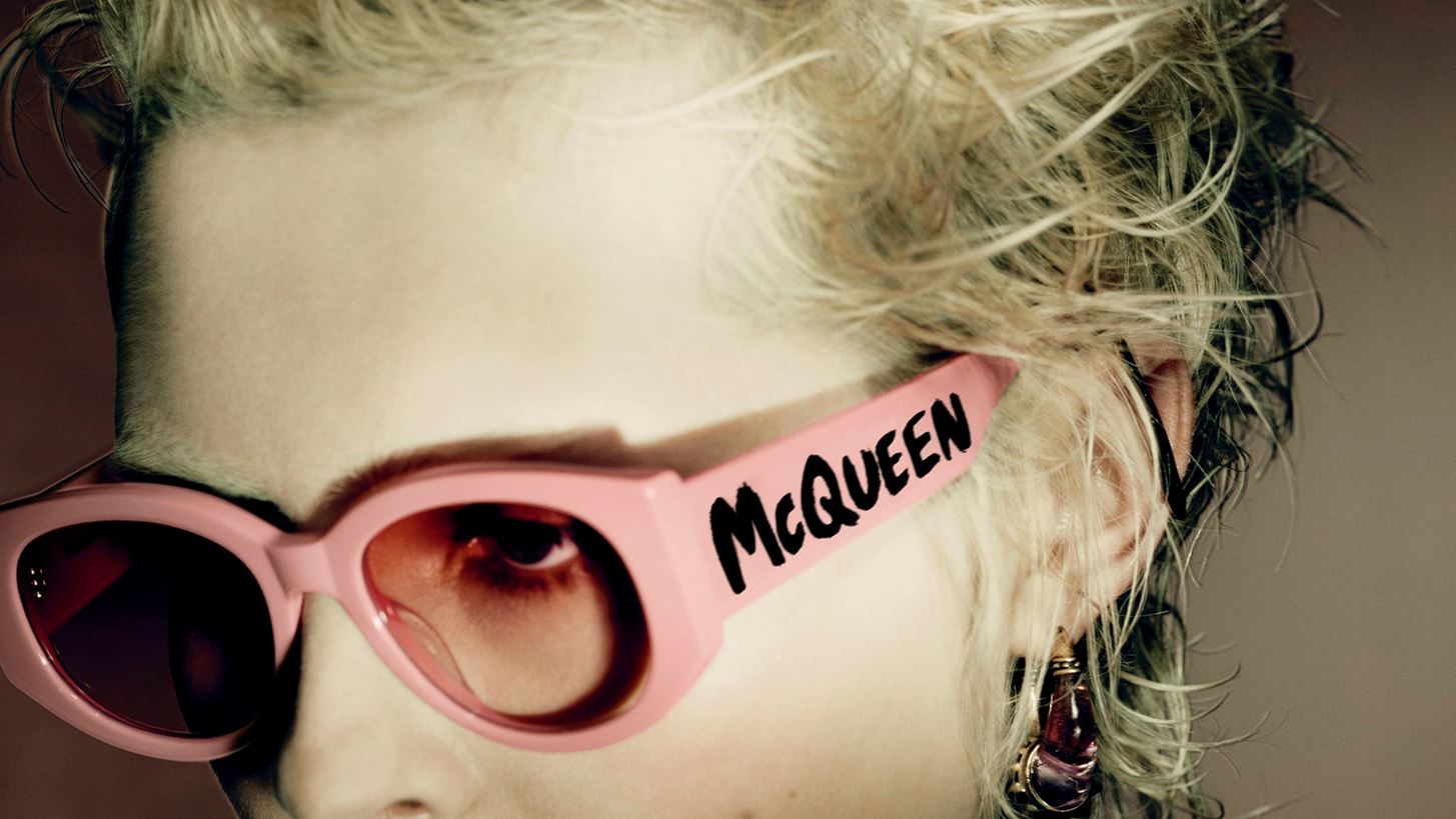 Alexander McQueen | &#x39C;&#x3CC;&#x3BB;&#x3B9;&#x3C2; &#x3BA;&#x3C5;&#x3BA;&#x3BB;&#x3BF;&#x3C6;&#x3BF;&#x3C1;&#x3B7;&#x3C3;&#x3B5; &#x3B7; &#x3BD;&#x3AD;&#x3B1; iconic &#x3C3;&#x3C5;&#x3BB;&#x3BB;&#x3BF;&#x3B3;&#x3AE; &#x3B3;&#x3C5;&#x3B1;&#x3BB;&#x3B9;&#x3CE;&#x3BD; &#x3B7;&#x3BB;&#x3AF;&#x3BF;&#x3C5; Graffiti