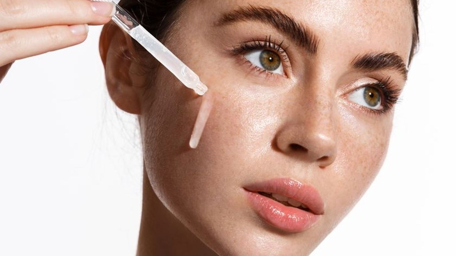 Ο ιδανικός ορός προσώπου για ενυδατωμένη επιδερμίδα