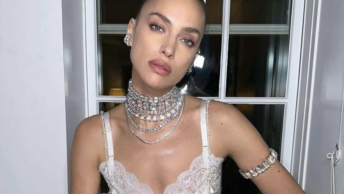 Irina Shayk | &#x397; super sexy &#x3BA;&#x3B1;&#x3B9; glam &#x3C3;&#x3C4;&#x3BF;&#x3BB;&#x3AE; &#x3C0;&#x3BF;&#x3C5; &#x3C6;&#x3CC;&#x3C1;&#x3B5;&#x3C3;&#x3B5; &#x3C3;&#x3C4;&#x3BF; &#x39A;&#x3B1;&#x3C1;&#x3BD;&#x3B1;&#x3B2;&#x3AC;&#x3BB;&#x3B9; &#x3C4;&#x3BF;&#x3C5; &#x3A1;&#x3AF;&#x3BF;