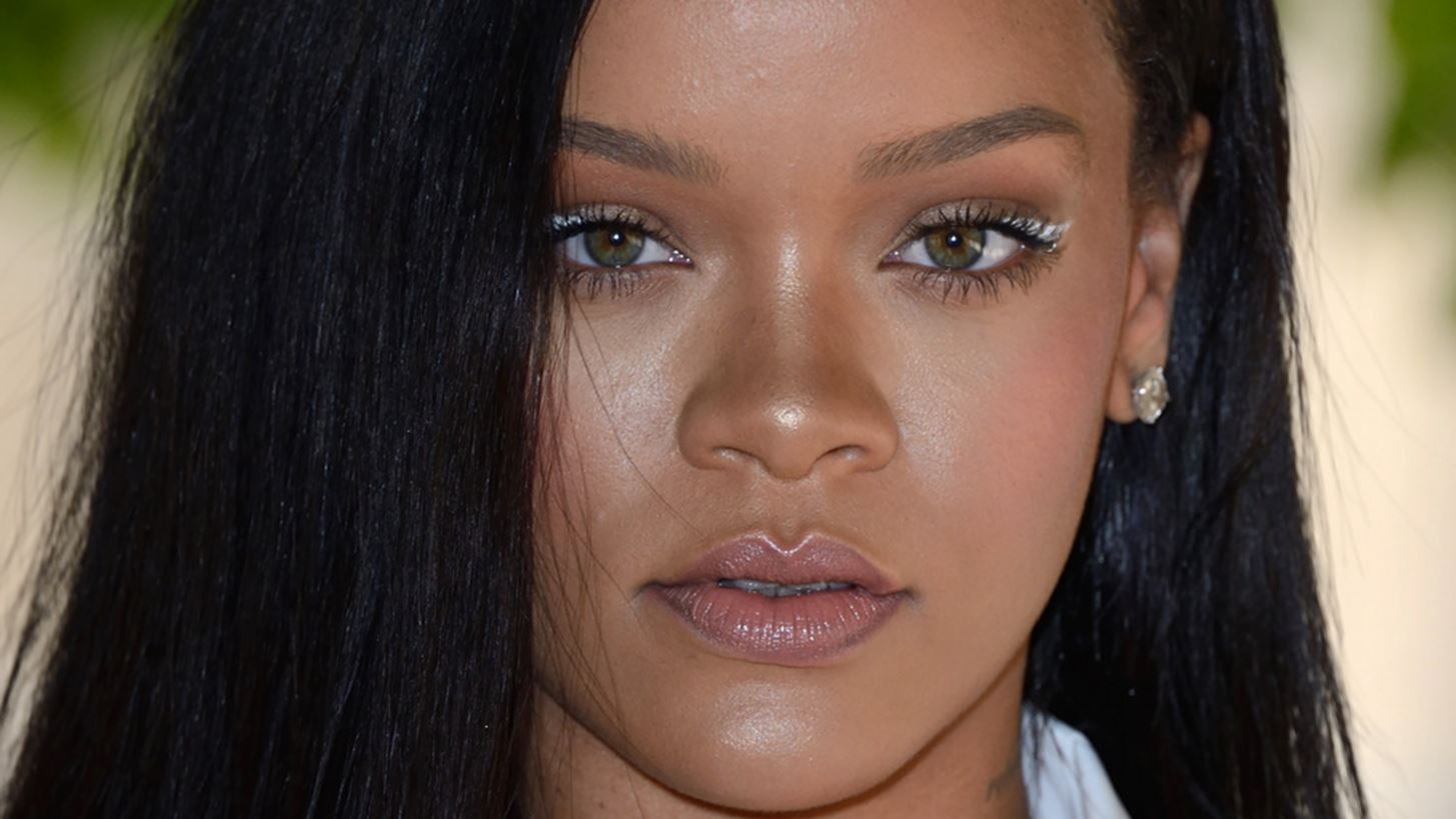 &#x397; Rihanna &#x3BB;&#x3B1;&#x3BD;&#x3C3;&#x3AC;&#x3C1;&#x3B5;&#x3B9; &#x3C4;&#x3B7; &#x3BD;&#x3AD;&#x3B1; &#x3C3;&#x3B5;&#x3B9;&#x3C1;&#x3AC; skincare Fenty Skin