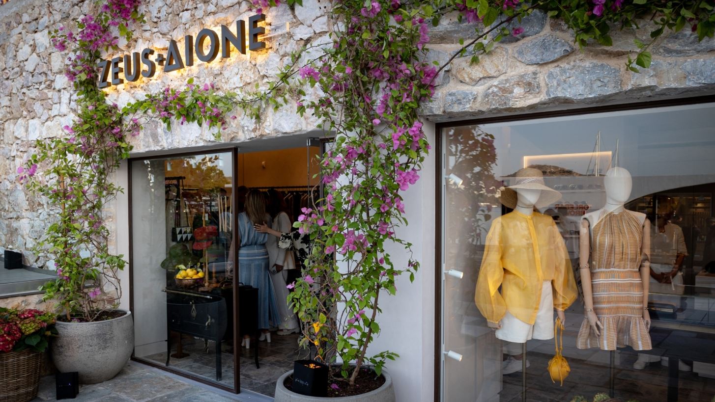 &#x397; Zeus&#x2B;&#x394;ione &#x3AC;&#x3BD;&#x3BF;&#x3B9;&#x3BE;&#x3B5; &#x3C4;&#x3B7; &#x3BD;&#x3AD;&#x3B1; &#x3C4;&#x3B7;&#x3C2; boutique &#x3C3;&#x3C4;&#x3B7;&#x3BD; Astir Marina