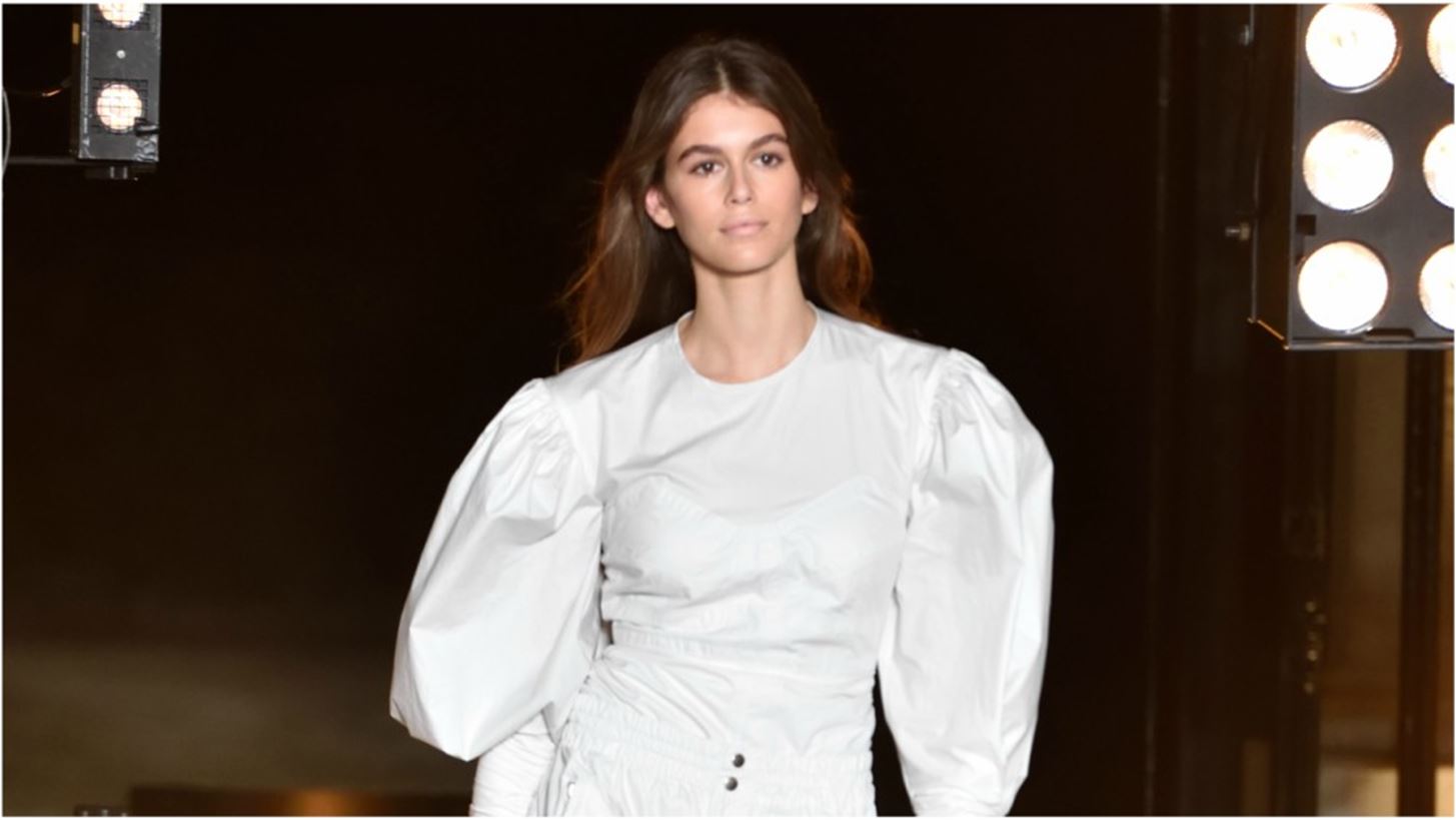 &#x397; Kaia Gerber &#x3C3;&#x3C7;&#x3B5;&#x3B4;&#x3B9;&#x3AC;&#x3B6;&#x3B5;&#x3B9; &#x3C4;&#x3B7;&#x3BD; &#x3C0;&#x3C1;&#x3CE;&#x3C4;&#x3B7; &#x3C4;&#x3B7;&#x3C2; &#x3C3;&#x3C5;&#x3BB;&#x3BB;&#x3BF;&#x3B3;&#x3AE; &#x3C3;&#x3B5; &#x3C3;&#x3C5;&#x3BD;&#x3B5;&#x3C1;&#x3B3;&#x3B1;&#x3C3;&#x3AF;&#x3B1; &#x3BC;&#x3B5; &#x3C4;&#x3BF;&#x3BD; Karl Lagerfeld