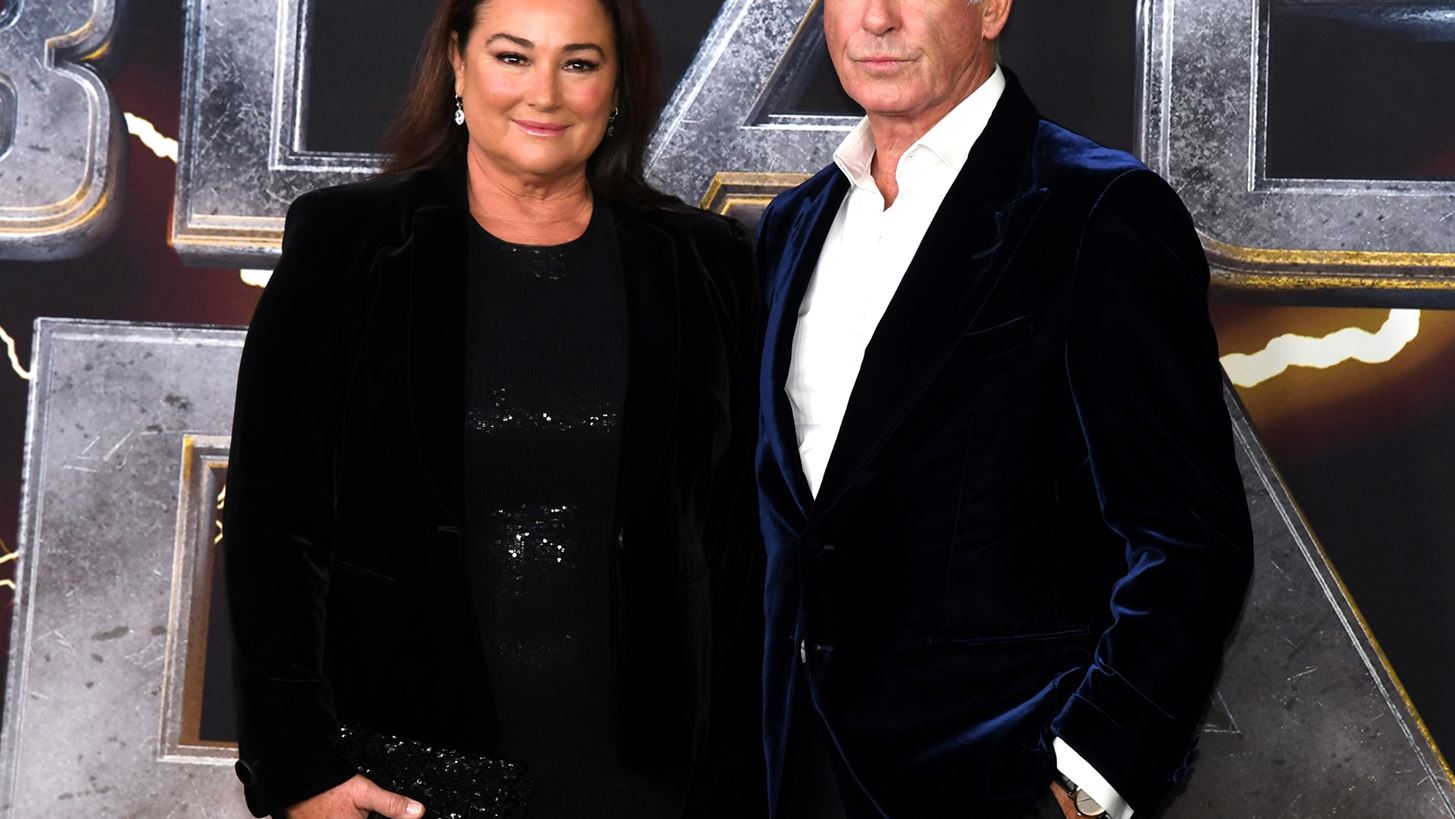 &#x39F;&#xA0;Pierce Brosnan &#x3BA;&#x3B1;&#x3B9; &#x3B7; Keely Shaye &#x3C3;&#x3C5;&#x3B3;&#x3C7;&#x3B1;&#x3AF;&#x3C1;&#x3BF;&#x3C5;&#x3BD; &#x3C4;&#x3BF;&#x3BD; &#x3B3;&#x3B9;&#x3BF; &#x3C4;&#x3BF;&#x3C5;&#x3C2; Paris
