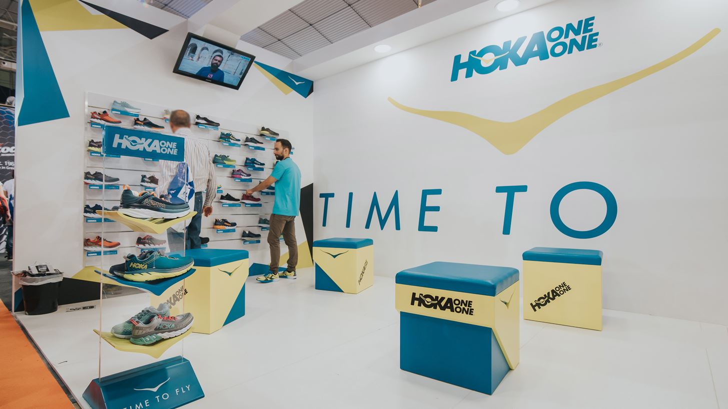 &#x397; Hoka One One &#x3C3;&#x3C5;&#x3BC;&#x3BC;&#x3B5;&#x3C4;&#x3AD;&#x3C7;&#x3B5;&#x3B9; &#x3BA;&#x3B1;&#x3B9; &#x3C6;&#x3AD;&#x3C4;&#x3BF;&#x3C2; &#x3C3;&#x3C4;&#x3B7;&#x3BD; Athens Marathon Expo