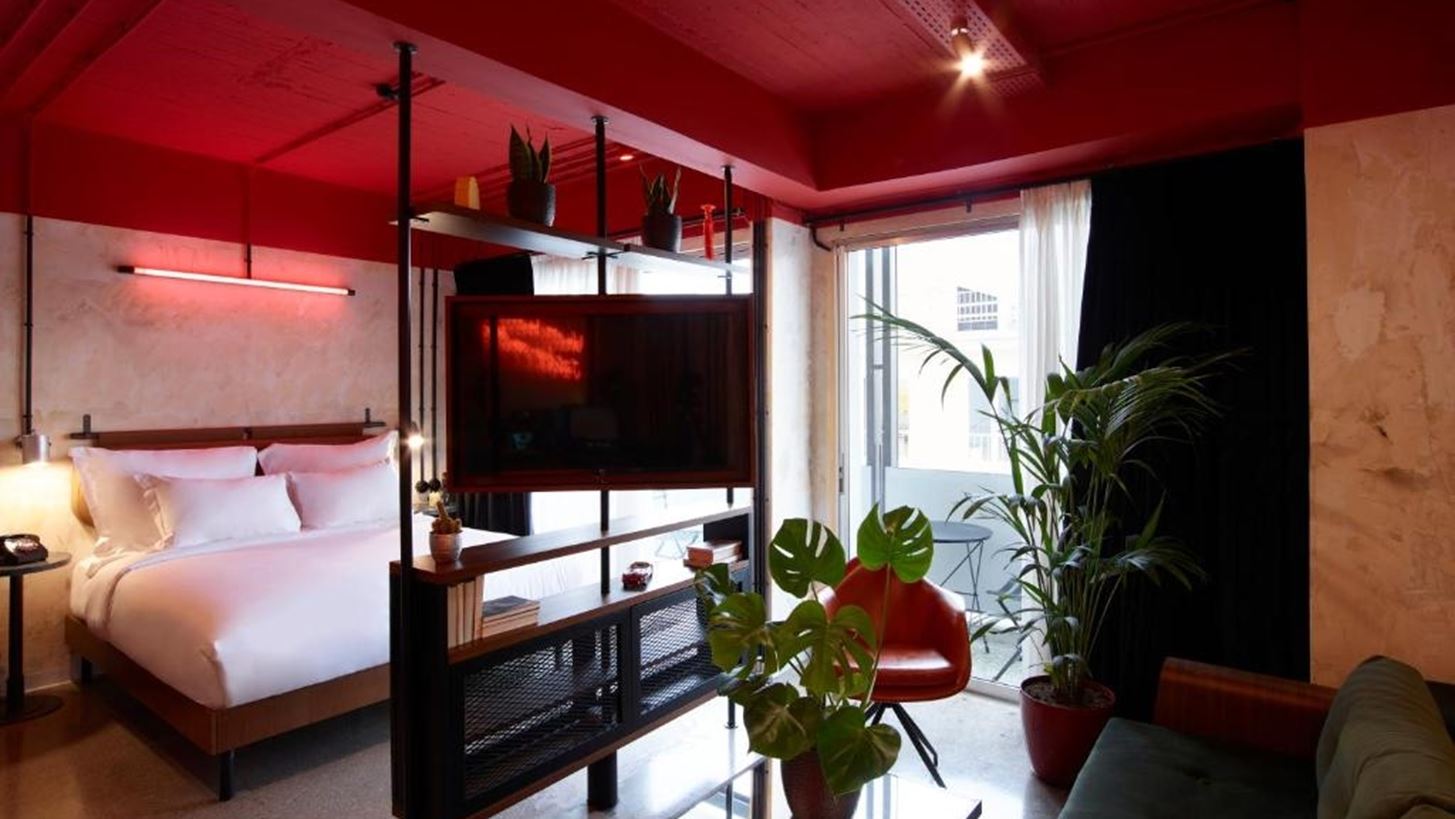 Let&#x27;s paint the town red | &#x3A4;&#x3BF; Dave Red Athens &#x3BC;&#x3B5;&#x3C4;&#x3B1;&#x3BC;&#x3BF;&#x3C1;&#x3C6;&#x3CE;&#x3BD;&#x3B5;&#x3C4;&#x3B1;&#x3B9; &#x3C3;&#x3C4;&#x3BF; &#x3B1;&#x3C0;&#x3CC;&#x3BB;&#x3C5;&#x3C4;&#x3BF; hot spot &#x3C4;&#x3BF;&#x3C5; &#x3A6;&#x3B5;&#x3B2;&#x3C1;&#x3BF;&#x3C5;&#x3B1;&#x3C1;&#x3AF;&#x3BF;&#x3C5;