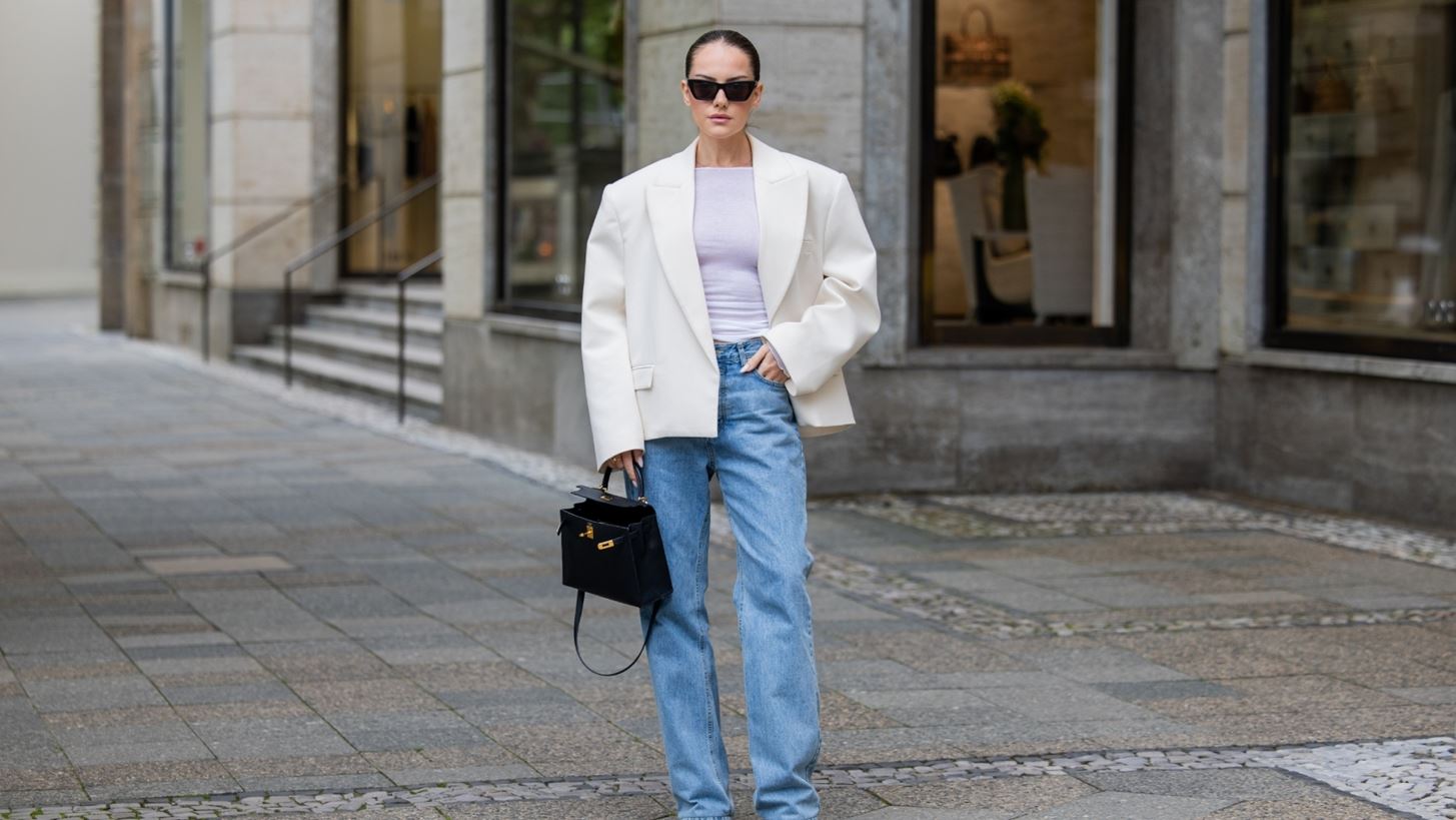 Αυτό είναι το διαχρονικό και chic τζιν παντελόνι που κάθε γυναίκα χρειάζεται στη συλλογή της