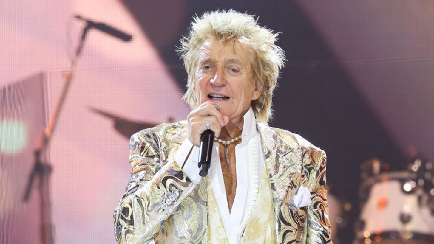 Rod Stewart | &#x3A3;&#x3C4;&#x3B1; 80 &#x3C4;&#x3BF;&#x3C5; &#x3C7;&#x3C1;&#x3CC;&#x3BD;&#x3B9;&#x3B1; &#x3C3;&#x3C5;&#x3BD;&#x3B5;&#x3C7;&#x3AF;&#x3B6;&#x3B5;&#x3B9; &#x3BD;&#x3B1; &#x3B5;&#x3AF;&#x3BD;&#x3B1;&#x3B9; style icon &#x3BA;&#x3B1;&#x3B9; &#x3B1;&#x3BD;&#x3B1;&#x3BA;&#x3BF;&#x3B9;&#x3BD;&#x3CE;&#x3BD;&#x3B5;&#x3B9; &#x3C4;&#x3B7;&#x3BD; &#x3B5;&#x3C0;&#x3CC;&#x3BC;&#x3B5;&#x3BD;&#x3B7; live &#x3B5;&#x3BC;&#x3C6;&#x3AC;&#x3BD;&#x3B9;&#x3C3;&#x3B7;