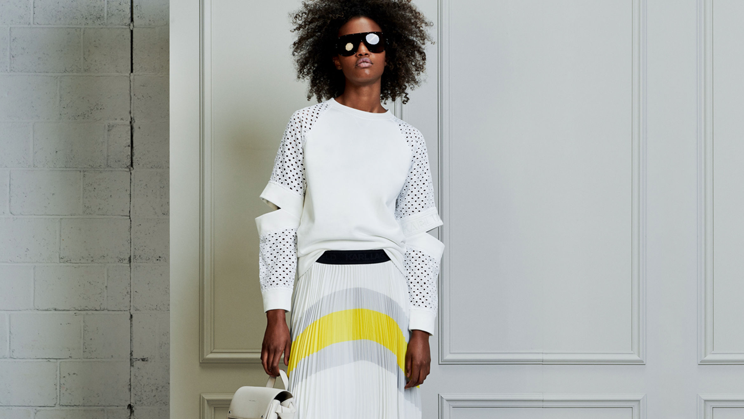 #STAYHOMEWITHKARL: &#x39C;&#x3AD;&#x3BD;&#x3BF;&#x3C5;&#x3BC;&#x3B5; &#x3C3;&#x3C0;&#x3AF;&#x3C4;&#x3B9; &#x3BC;&#x3B1;&#x3B6;&#x3AF; &#x3BC;&#x3B5; &#x3C4;&#x3B7;&#x3BD; &#x3BF;&#x3BC;&#x3AC;&#x3B4;&#x3B1; &#x3C4;&#x3BF;&#x3C5; &#x3BF;&#x3AF;&#x3BA;&#x3BF;&#x3C5; Karl Lagerfeld