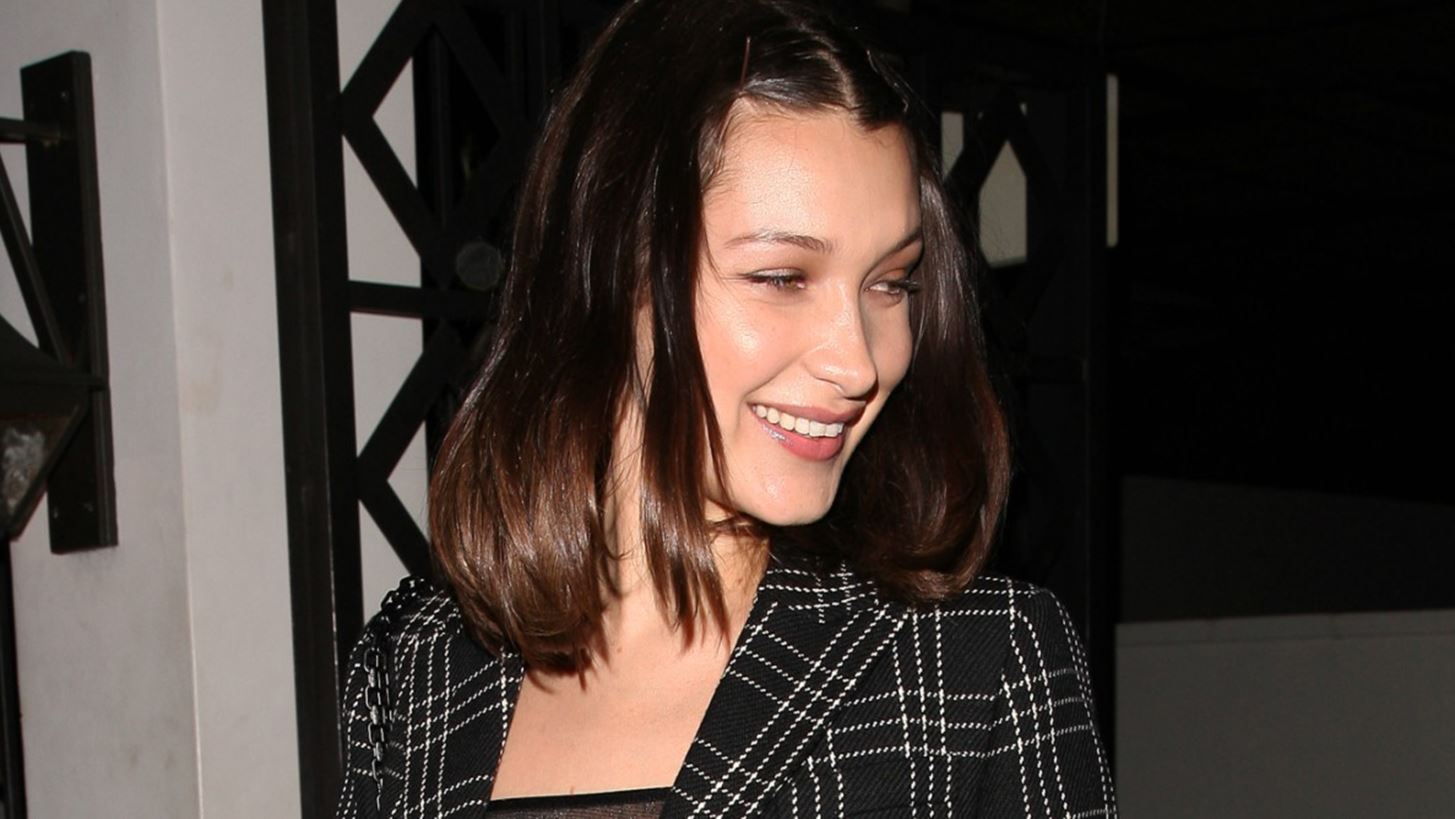&#x3A0;&#x3CE;&#x3C2; &#x3B7; Bella Hadid &#x3BA;&#x3B1;&#x3C4;&#x3AC;&#x3C6;&#x3B5;&#x3C1;&#x3B5; &#x3BD;&#x3B1; &#x3B4;&#x3CE;&#x3C3;&#x3B5;&#x3B9; &#x3AD;&#x3BD;&#x3B1; &#x27;90s twist &#x3C3;&#x3B5; &#x3AD;&#x3BD;&#x3B1; &#x3BA;&#x3BB;&#x3B1;&#x3C3;&#x3C3;&#x3B9;&#x3BA;&#x3CC; Dior &#x3BA;&#x3BF;&#x3C3;&#x3C4;&#x3BF;&#x3CD;&#x3BC;&#x3B9;