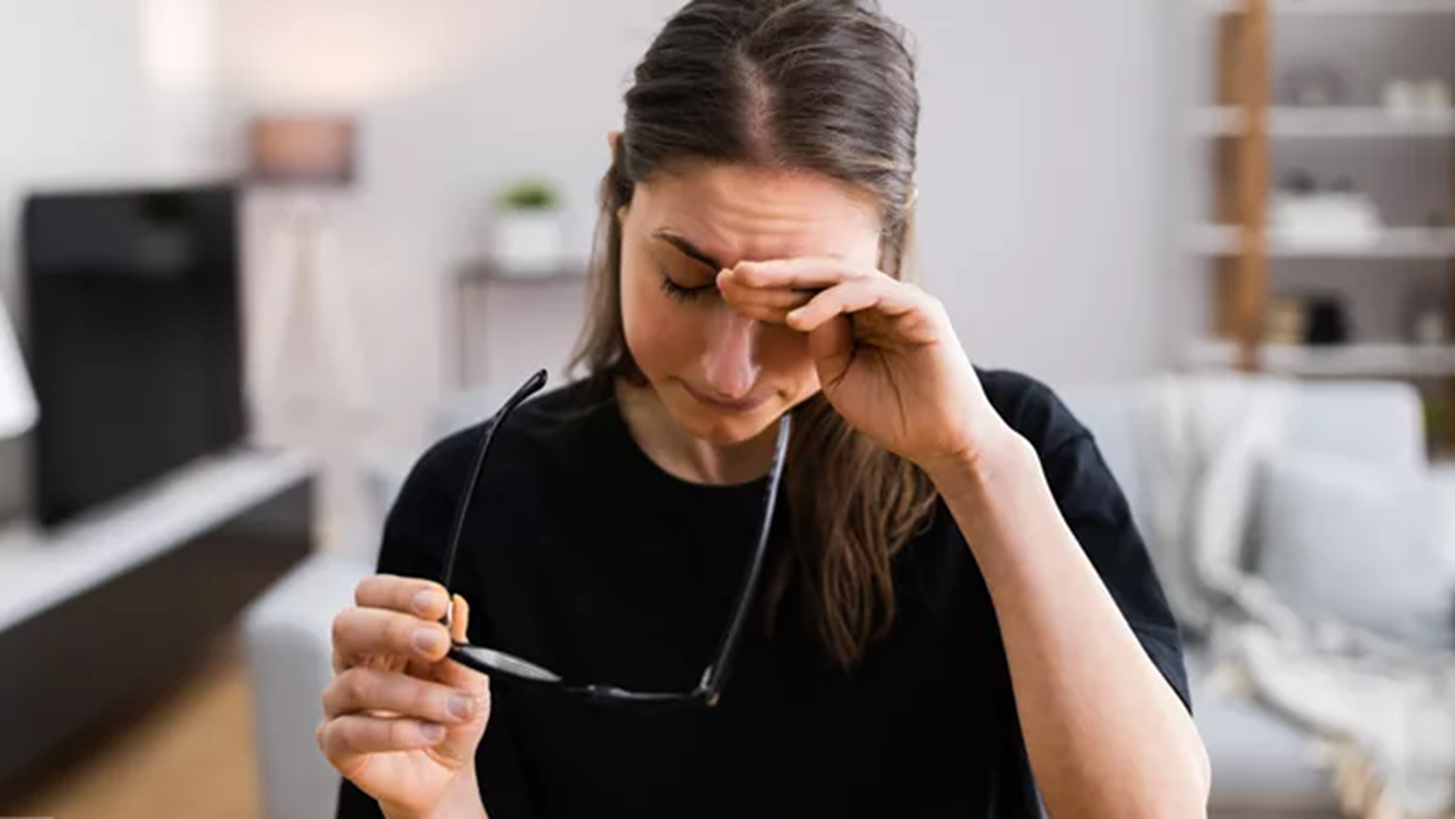 Νιώθεις διαρκώς εξαντλημένη και νυστάζεις συνέχεια; Τι μπορεί να σου "φωνάζει" το σώμα σου