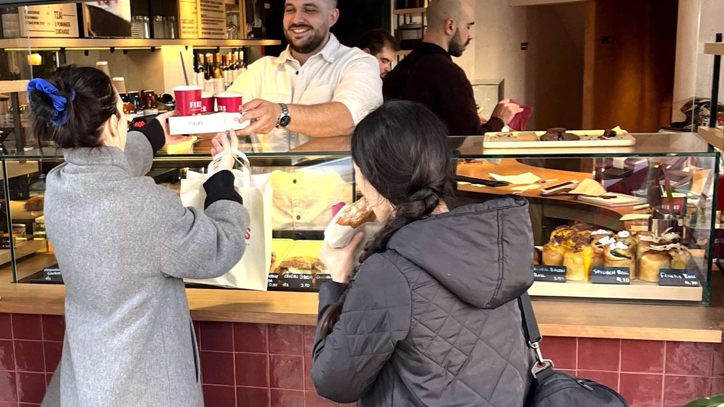 &#x39F;&#x3B9; Fixers -Coffee Makers &amp; Bakers- &#x3C3;&#x3C4;&#x3BF; &#x3A0;&#x3B1;&#x3B3;&#x3BA;&#x3C1;&#x3AC;&#x3C4;&#x3B9;, &#x3C3;&#x3BF;&#x3C5; &#x3C6;&#x3C4;&#x3B9;&#x3AC;&#x3C7;&#x3BD;&#x3BF;&#x3C5;&#x3BD; &#x3C4;&#x3B7; &#x3B4;&#x3B9;&#x3AC;&#x3B8;&#x3B5;&#x3C3;&#x3B7;