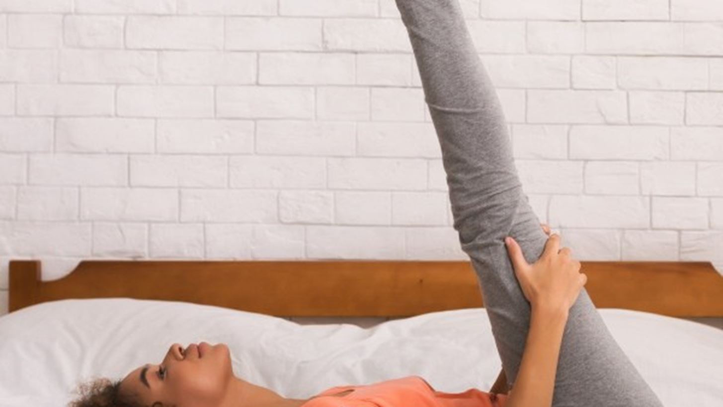 Ασκήσεις γυμναστικής στο σπίτι: Το workout που μπορούμε να κάνουμε στο κρεβάτι μας