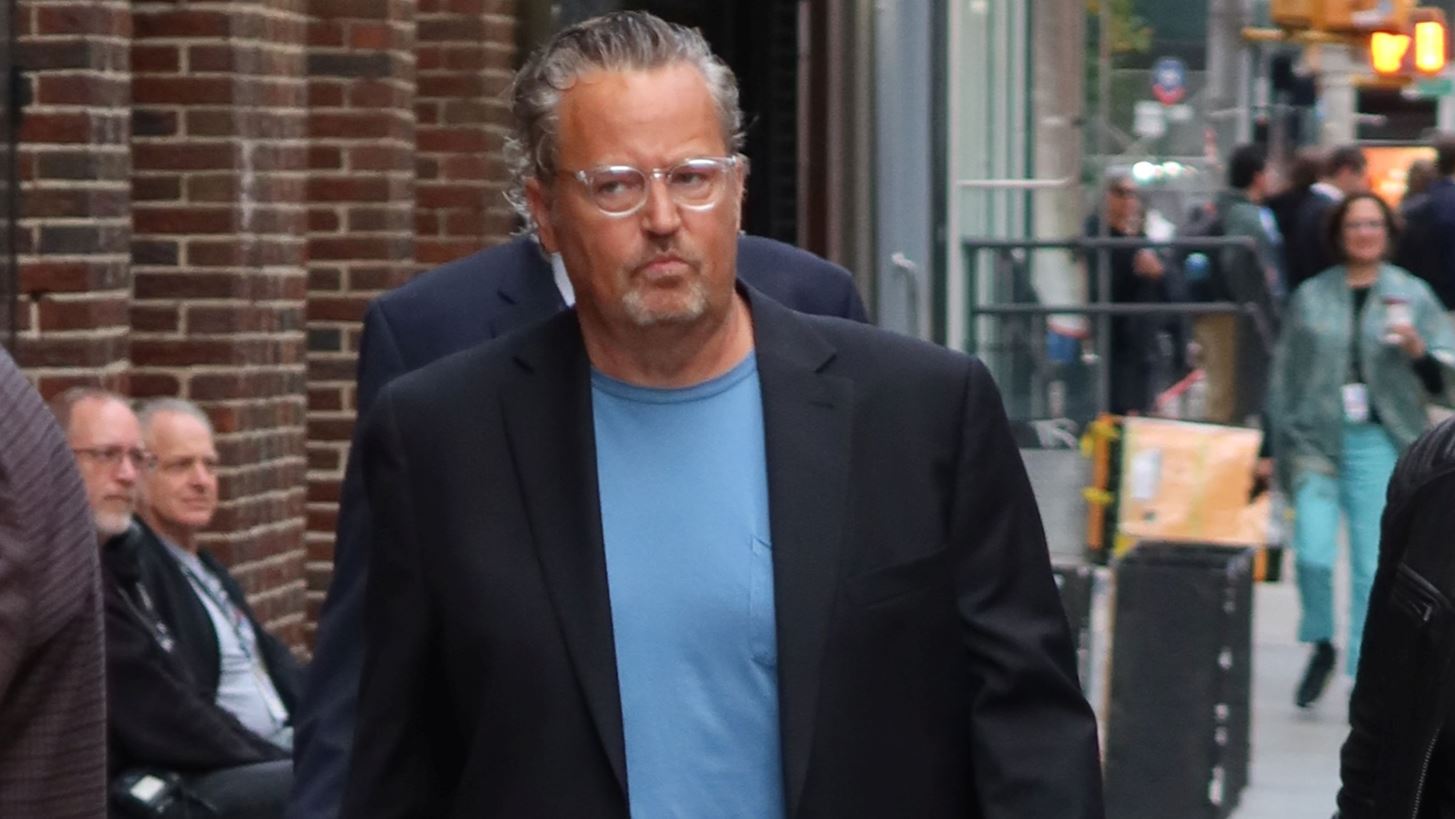 Matthew Perry | &#x3A0;&#x3AD;&#x3BD;&#x3C4;&#x3B5; &#x3C3;&#x3C5;&#x3BB;&#x3BB;&#x3AE;&#x3C8;&#x3B5;&#x3B9;&#x3C2; &#x3B3;&#x3B9;&#x3B1; &#x3C4;&#x3BF;&#x3BD; &#x3B8;&#x3AC;&#x3BD;&#x3B1;&#x3C4;&#x3CC; &#x3C4;&#x3BF;&#x3C5;