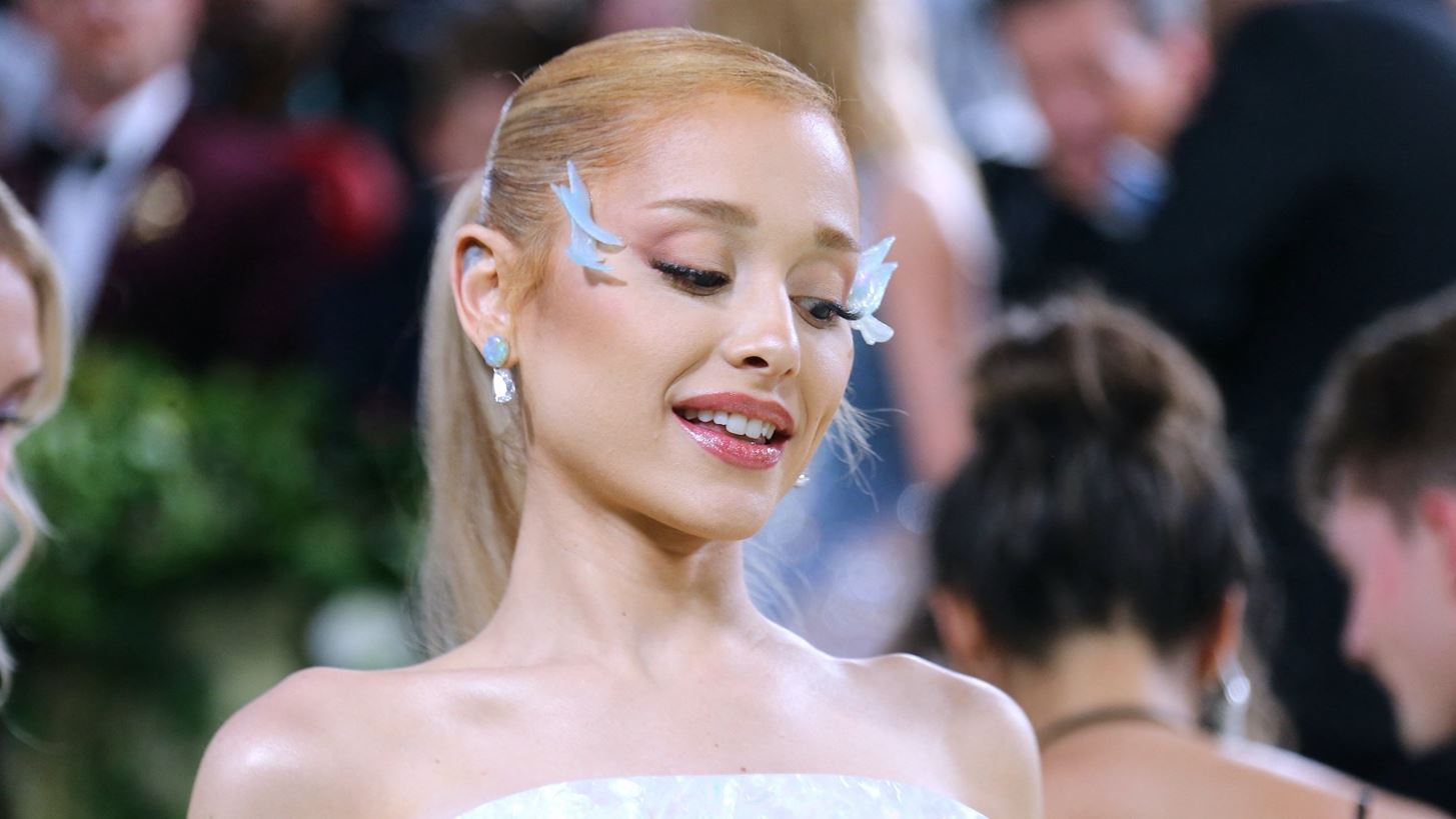 &#x397; &#x3B1;&#x3C0;&#x3AC;&#x3BD;&#x3C4;&#x3B7;&#x3C3;&#x3B7; &#x3C4;&#x3B7;&#x3C2; Ariana Grande &#x3B3;&#x3B9;&#x3B1; &#x3C4;&#x3B9;&#x3C2; &#x3C0;&#x3BB;&#x3B1;&#x3C3;&#x3C4;&#x3B9;&#x3BA;&#x3AD;&#x3C2; &#x3B5;&#x3C0;&#x3B5;&#x3BC;&#x3B2;&#x3AC;&#x3C3;&#x3B5;&#x3B9;&#x3C2; &#x3C0;&#x3BF;&#x3C5; &#x3C4;&#x3B7;&#x3C2; &#x3C7;&#x3C1;&#x3B5;&#x3CE;&#x3BD;&#x3BF;&#x3C5;&#x3BD;