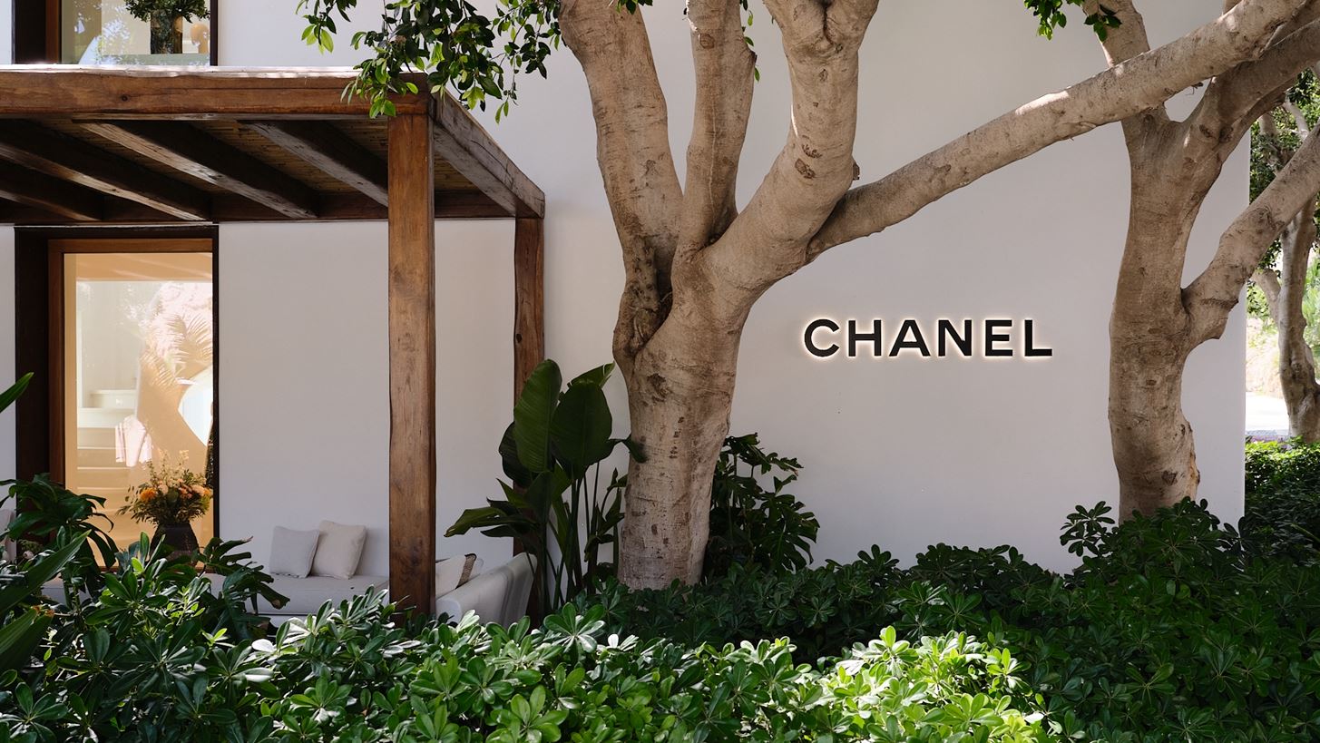 &#x397; seasonal boutique &#x3C4;&#x3B7;&#x3C2; Chanel &#x3AC;&#x3BD;&#x3BF;&#x3B9;&#x3BE;&#x3B5; &#x3C3;&#x3C4;&#x3BF; Nammos Village &#x3C4;&#x3B7;&#x3C2; &#x39C;&#x3C5;&#x3BA;&#x3CC;&#x3BD;&#x3BF;&#x3C5;