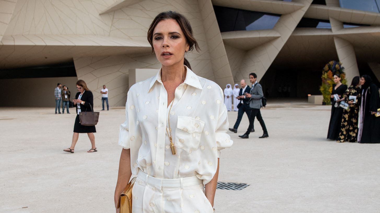 &#x3A4;&#x3BF; &#x3C0;&#x3B9;&#x3BF; &#x3BA;&#x3BF;&#x3BC;&#x3C8;&#x3CC; &#x3BA;&#x3B1;&#x3BB;&#x3BF;&#x3BA;&#x3B1;&#x3B9;&#x3C1;&#x3B9;&#x3BD;&#x3CC; look &#x3B5;&#x3AF;&#x3BD;&#x3B1;&#x3B9; &#x3B1;&#x3C0;&#x3CC; &#x3C4;&#x3B7; &#x3C3;&#x3C5;&#x3BB;&#x3BB;&#x3BF;&#x3B3;&#x3AE; &#x3C4;&#x3B7;&#x3C2; Victoria Beckham