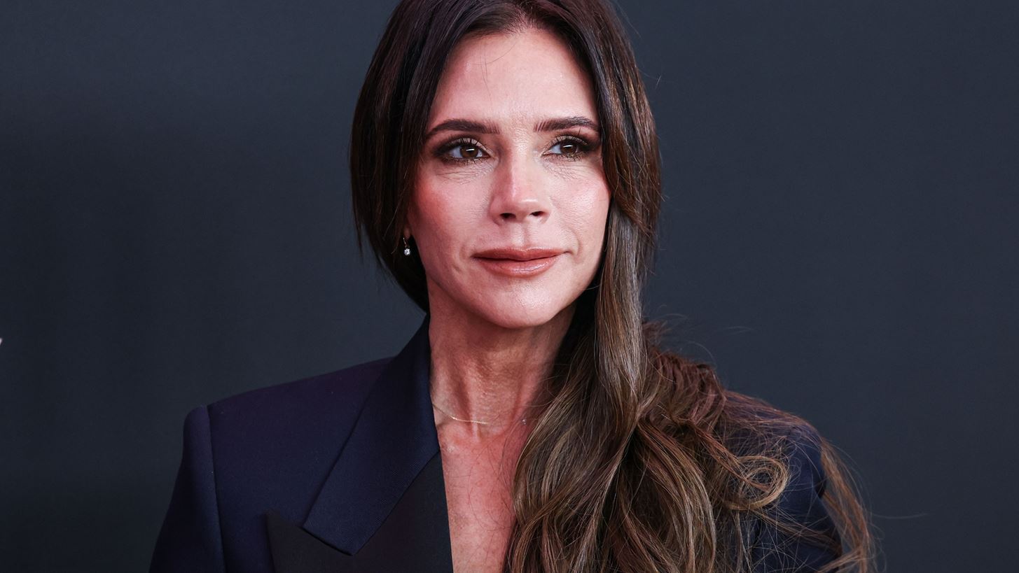 H Victoria Beckham &#x3B1;&#x3C0;&#x3BF;&#x3BA;&#x3B1;&#x3BB;&#x3CD;&#x3C0;&#x3C4;&#x3B5;&#x3B9; &#x3C4;&#x3BF;&#x3BD; &#x3BB;&#x3CC;&#x3B3;&#x3BF; &#x3C0;&#x3BF;&#x3C5; &#x3B4;&#x3B5;&#x3BD; &#x3BC;&#x3B1;&#x3B3;&#x3B5;&#x3B9;&#x3C1;&#x3B5;&#x3CD;&#x3B5;&#x3B9;