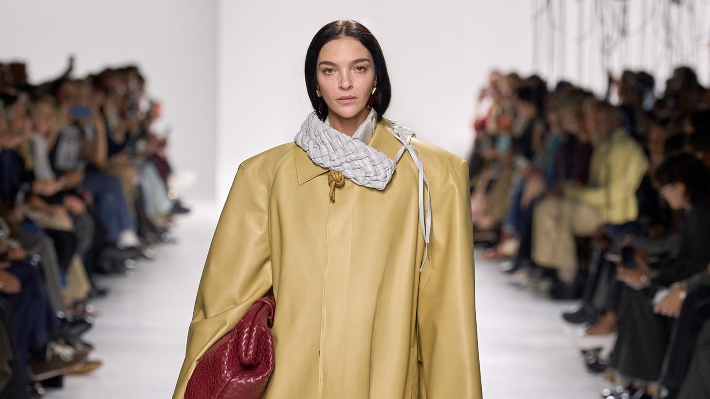 Bottega Veneta SS26 | Sleek hair, &#x3B1;&#x3C5;&#x3C3;&#x3C4;&#x3B7;&#x3C1;&#x3AC; &#x3C3;&#x3B9;&#x3BD;&#x3B9;&#x3CC;&#x3BD; &#x3BA;&#x3B1;&#x3B9; no-makeup makeup looks &#x3C0;&#x3BB;&#x3B1;&#x3B9;&#x3C3;&#x3AF;&#x3C9;&#x3C3;&#x3B1;&#x3BD; &#x3B9;&#x3B4;&#x3B1;&#x3BD;&#x3B9;&#x3BA;&#x3AC; &#x3C4;&#x3BF; &#x3C3;&#x3C7;&#x3B5;&#x3B4;&#x3B9;&#x3B1;&#x3C3;&#x3C4;&#x3B9;&#x3BA;&#x3CC; &#x3BD;&#x3C4;&#x3B5;&#x3BC;&#x3C0;&#x3BF;&#x3CD;&#x3C4;&#x3BF; &#x3C4;&#x3B7;&#x3C2; Louise Trotter