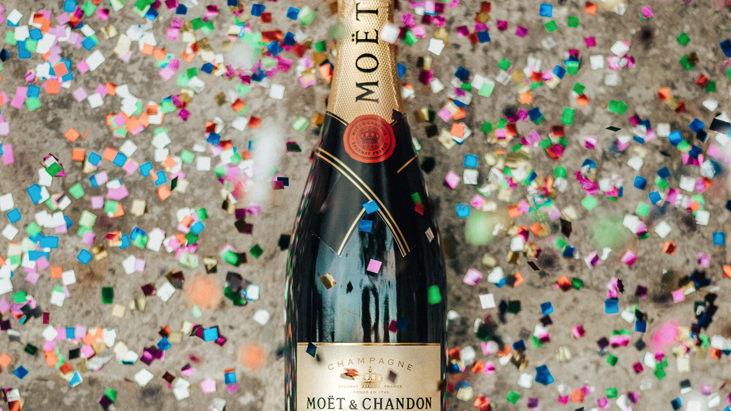 &#x3A6;&#x3AD;&#x3C4;&#x3BF;&#x3C2; &#x3C4;&#x3B1; &#x3A7;&#x3C1;&#x3B9;&#x3C3;&#x3C4;&#x3BF;&#x3CD;&#x3B3;&#x3B5;&#x3BD;&#x3BD;&#x3B1; &#x3C3;&#x3C4;&#x3B5;&#x3AF;&#x3BB;&#x3B5; &#x3C4;&#x3B7; &#x3B4;&#x3B9;&#x3BA;&#x3AE; &#x3C3;&#x3BF;&#x3C5; Mo&#xEB;t &#x3B5;&#x3C5;&#x3C7;&#x3AE;