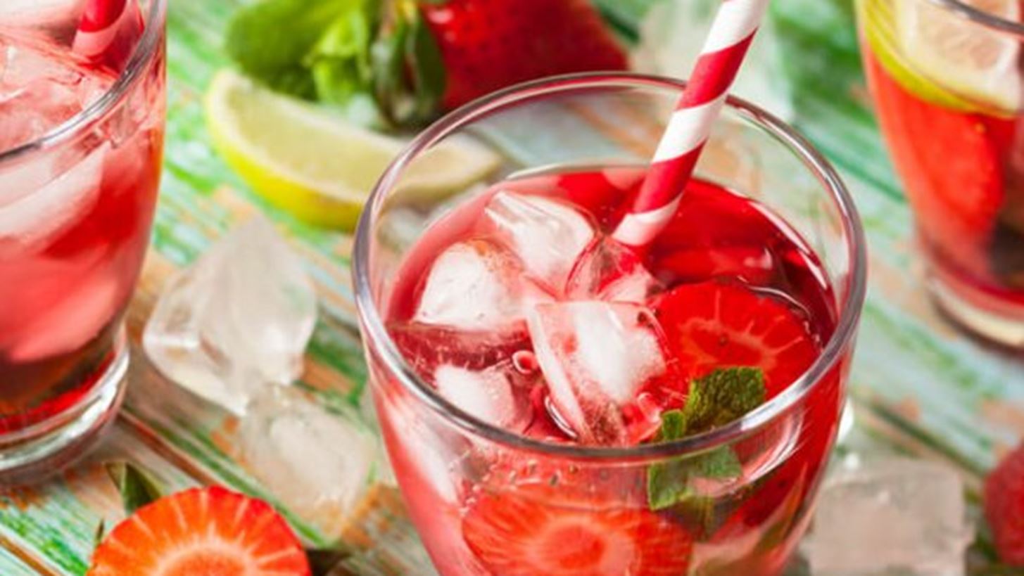 Γευστικό νερό με μέντα και φράουλες έτοιμο σε λίγα λεπτά