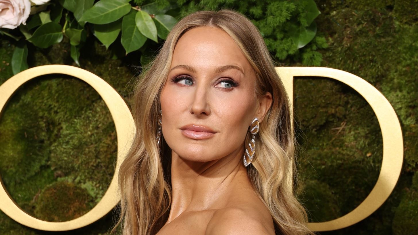 Nikki Glaser | &#x3A0;&#x3CC;&#x3C3;&#x3B1; &#x3C7;&#x3C1;&#x3AE;&#x3BC;&#x3B1;&#x3C4;&#x3B1; &#x3C0;&#x3AE;&#x3C1;&#x3B5; &#x3B3;&#x3B9;&#x3B1; &#x3C4;&#x3B7;&#x3BD; &#x3C0;&#x3B1;&#x3C1;&#x3BF;&#x3C5;&#x3C3;&#x3AF;&#x3B1;&#x3C3;&#x3B7; &#x3C4;&#x3C9;&#x3BD; Golden Globes 2025