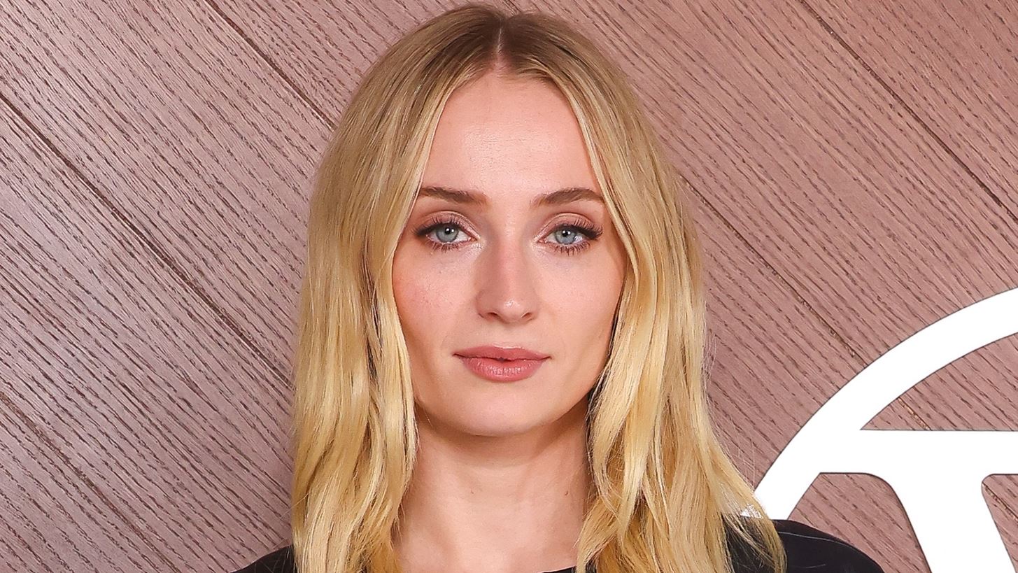 &#x397; Sophie Turner &#x3B5;&#x3C0;&#x3B9;&#x3C3;&#x3C4;&#x3C1;&#x3AD;&#x3C6;&#x3B5;&#x3B9; &#x3C3;&#x3C4;&#x3BF; &#x397;&#x3BD;&#x3C9;&#x3BC;&#x3AD;&#x3BD;&#x3BF; &#x392;&#x3B1;&#x3C3;&#x3AF;&#x3BB;&#x3B5;&#x3B9;&#x3BF; &#x3BC;&#x3B5;&#x3C4;&#x3AC; &#x3C4;&#x3BF;&#x3BD; &#x3C0;&#x3CC;&#x3BB;&#x3B5;&#x3BC;&#x3BF; &#x3BC;&#x3B5; &#x3C4;&#x3BF;&#x3BD; Joe Jonas