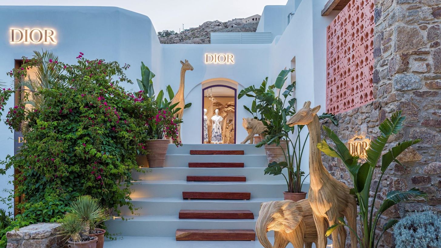 Dioriviera Dreams | &#x397; &#x3BC;&#x3B1;&#x3B3;&#x3B5;&#x3AF;&#x3B1; &#x3C4;&#x3BF;&#x3C5; Dior &#x3C3;&#x3C4;&#x3BF; Nammos Village &#x3C3;&#x3C4;&#x3B7; &#x39C;&#x3CD;&#x3BA;&#x3BF;&#x3BD;&#x3BF;