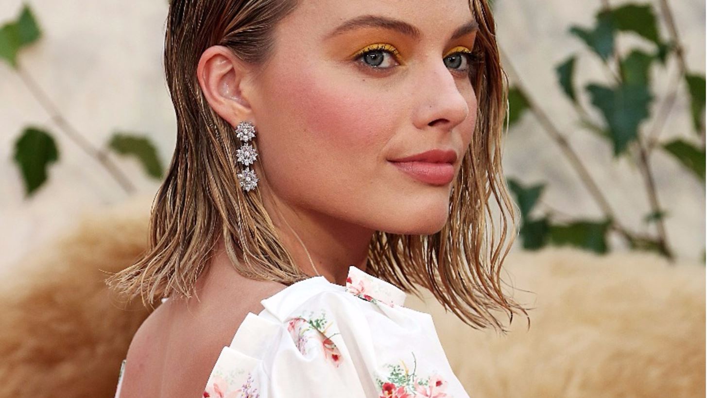 H Margot Robbie &#x3C4;&#x3BF;&#x3BB;&#x3BC;&#x3AC; &#x3AD;&#x3BD;&#x3B1; &#x3C4;&#x3B5;&#x3BB;&#x3B5;&#x3AF;&#x3C9;&#x3C2; &#x3B4;&#x3B9;&#x3B1;&#x3C6;&#x3BF;&#x3C1;&#x3B5;&#x3C4;&#x3B9;&#x3BA;&#x3CC; look &#x3C3;&#x3C4;&#x3BF; &#x3BA;&#x3CC;&#x3BA;&#x3BA;&#x3B9;&#x3BD;&#x3BF; &#x3C7;&#x3B1;&#x3BB;&#x3AF;