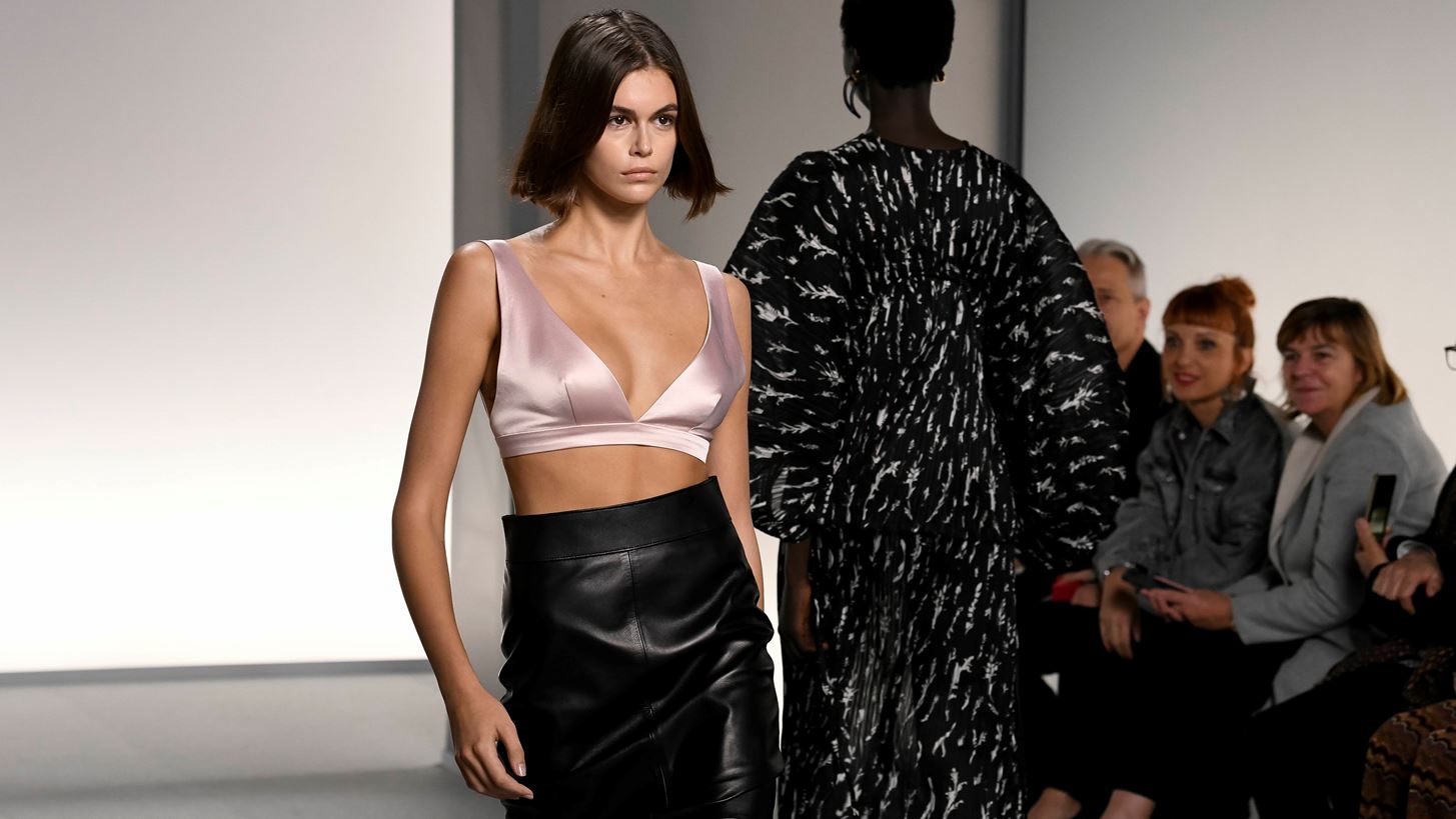 Kaia Gerber | &#x397; &#x3BD;&#x3AD;&#x3B1; &#x3AC;&#x3BA;&#x3C1;&#x3C9;&#x3C2; &#x3BA;&#x3B1;&#x3BB;&#x3BF;&#x3BA;&#x3B1;&#x3B9;&#x3C1;&#x3B9;&#x3BD;&#x3AE; &#x3B1;&#x3BB;&#x3BB;&#x3B1;&#x3B3;&#x3AE; &#x3C3;&#x3C4;&#x3B1; &#x3BC;&#x3B1;&#x3BB;&#x3BB;&#x3B9;&#x3AC; &#x3C4;&#x3B7;&#x3C2;