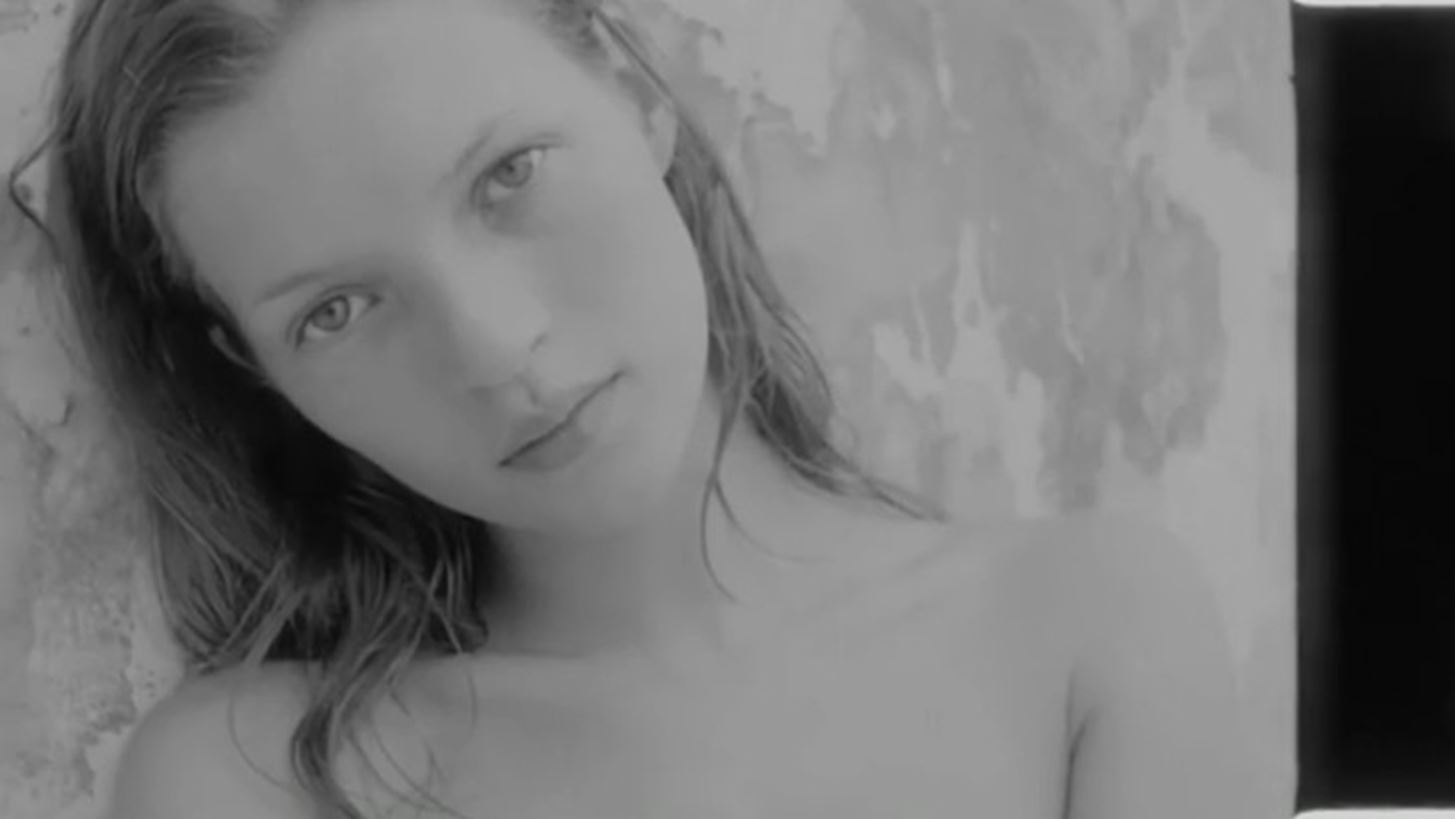 O Calvin Klein &#x3B4;&#x3B7;&#x3BC;&#x3BF;&#x3C3;&#x3B9;&#x3B5;&#x3CD;&#x3B5;&#x3B9; &#x3C3;&#x3C0;&#x3AC;&#x3BD;&#x3B9;&#x3B5;&#x3C2; &#x3C6;&#x3C9;&#x3C4;&#x3BF;&#x3B3;&#x3C1;&#x3B1;&#x3C6;&#x3AF;&#x3B5;&#x3C2; &#x3C4;&#x3B7;&#x3C2; Kate Moss &#x3B1;&#x3C0;&#x3CC; &#x3C4;&#x3B1; &#x27;90s