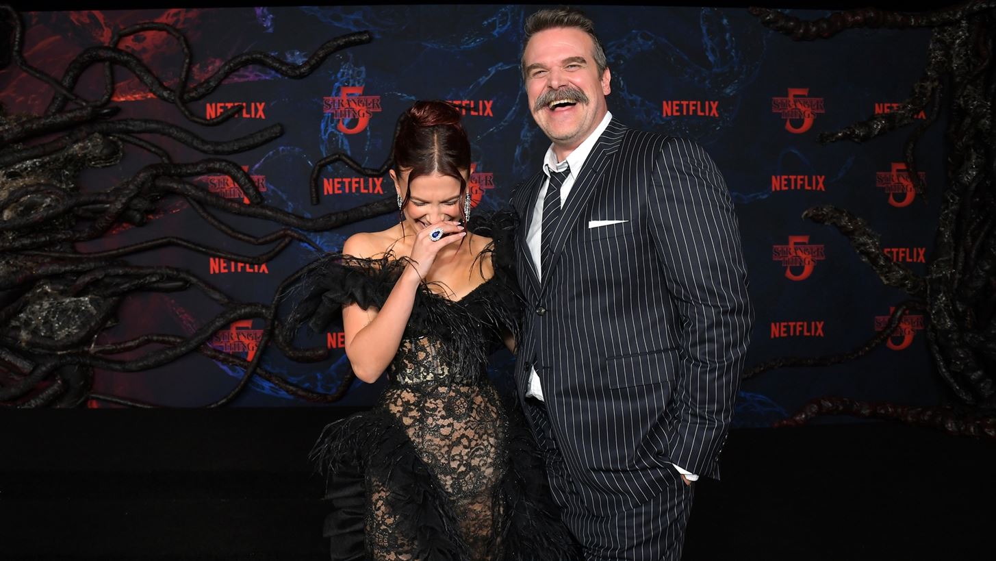Millie Bobby Brown &amp; David Harbour | &#x3A3;&#x3C4;&#x3B9;&#x3B3;&#x3BC;&#x3AD;&#x3C2; &#x3C3;&#x3C5;&#x3BC;&#x3C6;&#x3B9;&#x3BB;&#x3AF;&#x3C9;&#x3C3;&#x3B7;&#x3C2; &#x3AE; &#x3AD;&#x3BD;&#x3B1; &#x3BA;&#x3B1;&#x3BB;&#x3AC; &#x3BC;&#x3B5;&#x3BB;&#x3B5;&#x3C4;&#x3B7;&#x3BC;&#x3AD;&#x3BD;&#x3BF; &#x3C3;&#x3C7;&#x3AD;&#x3B4;&#x3B9;&#x3BF; &#x3B5;&#x3BD;&#x3CC;&#x3C8;&#x3B5;&#x3B9; &#x3C0;&#x3C1;&#x3B5;&#x3BC;&#x3B9;&#x3AD;&#x3C1;&#x3B1;&#x3C2;;