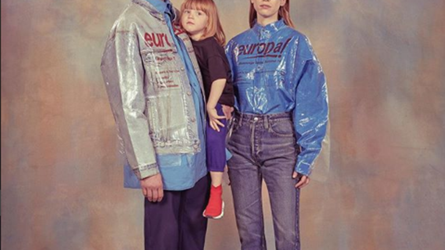 O &#x3BF;&#x3AF;&#x3BA;&#x3BF;&#x3C2; Balenciaga &#x3B5;&#x3C0;&#x3B1;&#x3BD;&#x3B1;&#x3C6;&#x3AD;&#x3C1;&#x3B5;&#x3B9; &#x3C4;&#x3B9;&#x3C2; &quot;&#x3B1;&#x3BC;&#x3AE;&#x3C7;&#x3B1;&#x3BD;&#x3B5;&#x3C2;&quot; &#x3BF;&#x3B9;&#x3BA;&#x3BF;&#x3B3;&#x3B5;&#x3BD;&#x3B5;&#x3B9;&#x3B1;&#x3BA;&#x3AD;&#x3C2; &#x3C6;&#x3C9;&#x3C4;&#x3BF;&#x3B3;&#x3C1;&#x3B1;&#x3C6;&#x3AF;&#x3B5;&#x3C2;