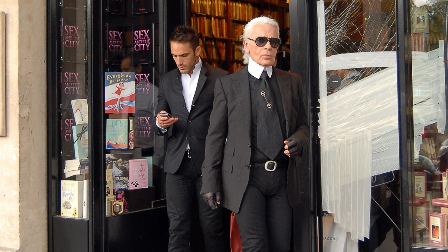 &#x39C;&#x3AF;&#x3BD;&#x3B9; &#x3C3;&#x3B5;&#x3B9;&#x3C1;&#x3AC; &#x3B3;&#x3B9;&#x3B1; &#x3C4;&#x3BF;&#x3BD; &#x3B8;&#x3C1;&#x3C5;&#x3BB;&#x3B9;&#x3BA;&#x3CC; &#x3C3;&#x3C7;&#x3B5;&#x3B4;&#x3B9;&#x3B1;&#x3C3;&#x3C4;&#x3AE; &#x3BC;&#x3CC;&#x3B4;&#x3B1;&#x3C2;, Karl Lagerfeld, &#x3C3;&#x3C7;&#x3B5;&#x3B4;&#x3B9;&#x3AC;&#x3B6;&#x3B5;&#x3B9; &#x3B7; Disney&#x2B;