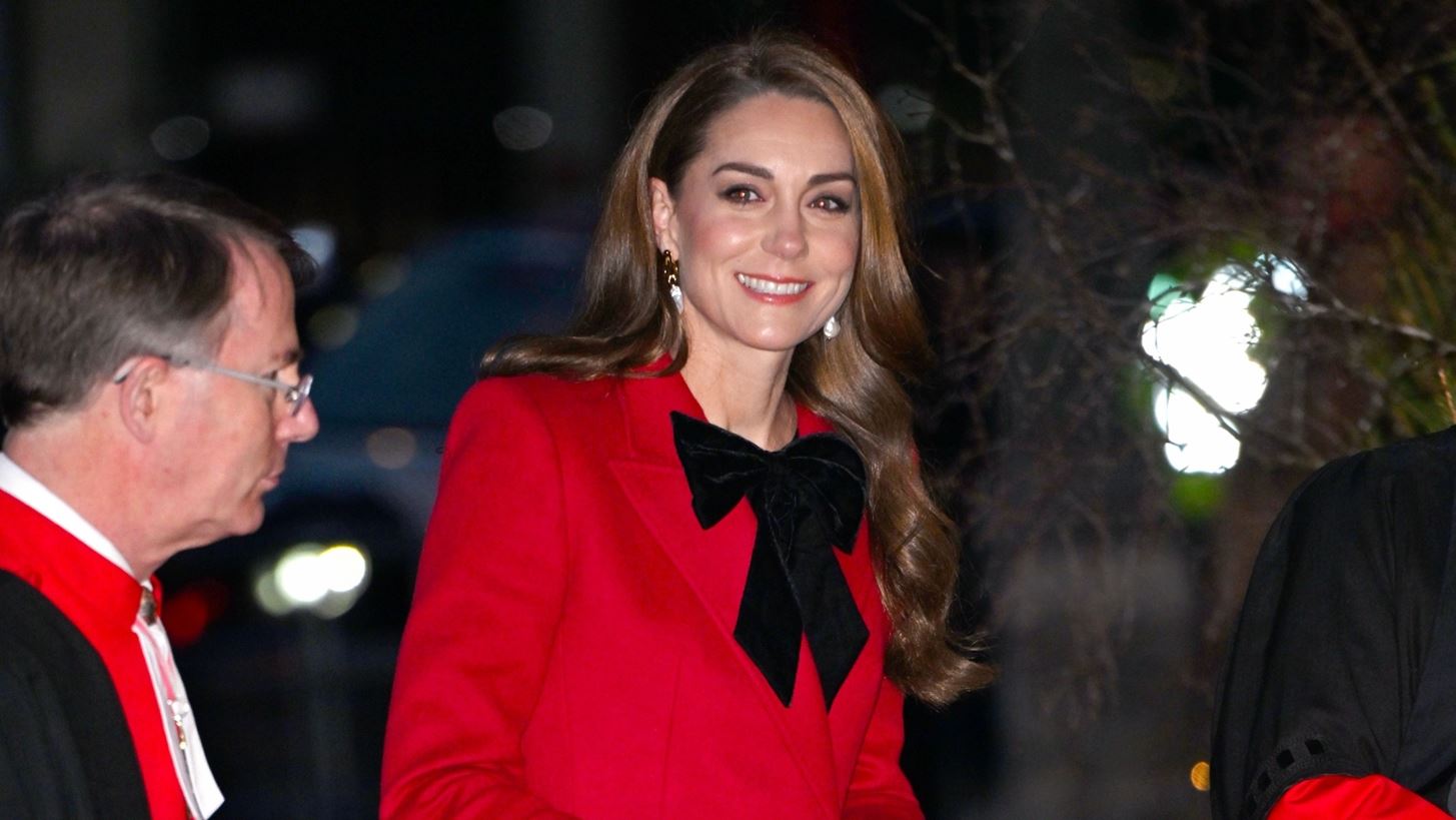 Kate Middleton | &#x397; &#x3BD;&#x3AD;&#x3B1; &#x3B4;&#x3B7;&#x3BC;&#x3CC;&#x3C3;&#x3B9;&#x3B1; &#x3B5;&#x3BC;&#x3C6;&#x3AC;&#x3BD;&#x3B9;&#x3C3;&#x3B7; &#x3BC;&#x3B5; &#x3B1;&#x3C3;&#x3C0;&#x3C1;&#x3CC;&#x3BC;&#x3B1;&#x3C5;&#x3C1;&#x3BF; &#x3C6;&#x3CC;&#x3C1;&#x3B5;&#x3BC;&#x3B1; &#x3B1;&#x3C0;&#x3CC; &#x3C4;&#x3B7; Zara