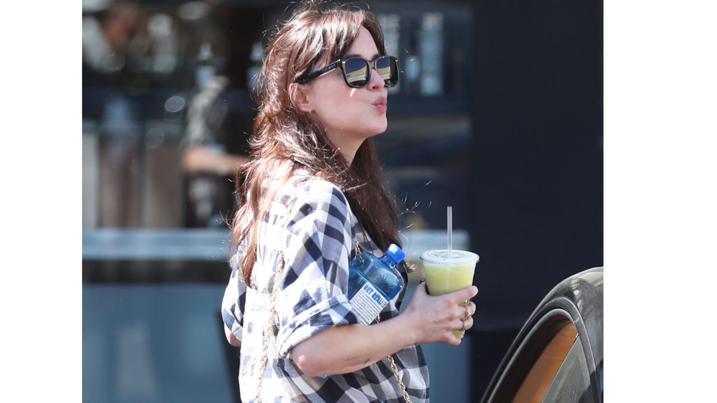 Dakota Johnson: &#x391;&#x3C0;&#x3BF;&#x3B4;&#x3B5;&#x3B9;&#x3BA;&#x3BD;&#x3CD;&#x3B5;&#x3B9; &#x3C4;&#x3B7; &#x3B4;&#x3CD;&#x3BD;&#x3B1;&#x3BC;&#x3B7; &#x3C4;&#x3BF;&#x3C5; anti-statement &#x3C0;&#x3B1;&#x3C0;&#x3BF;&#x3C5;&#x3C4;&#x3C3;&#x3B9;&#x3BF;&#x3CD;