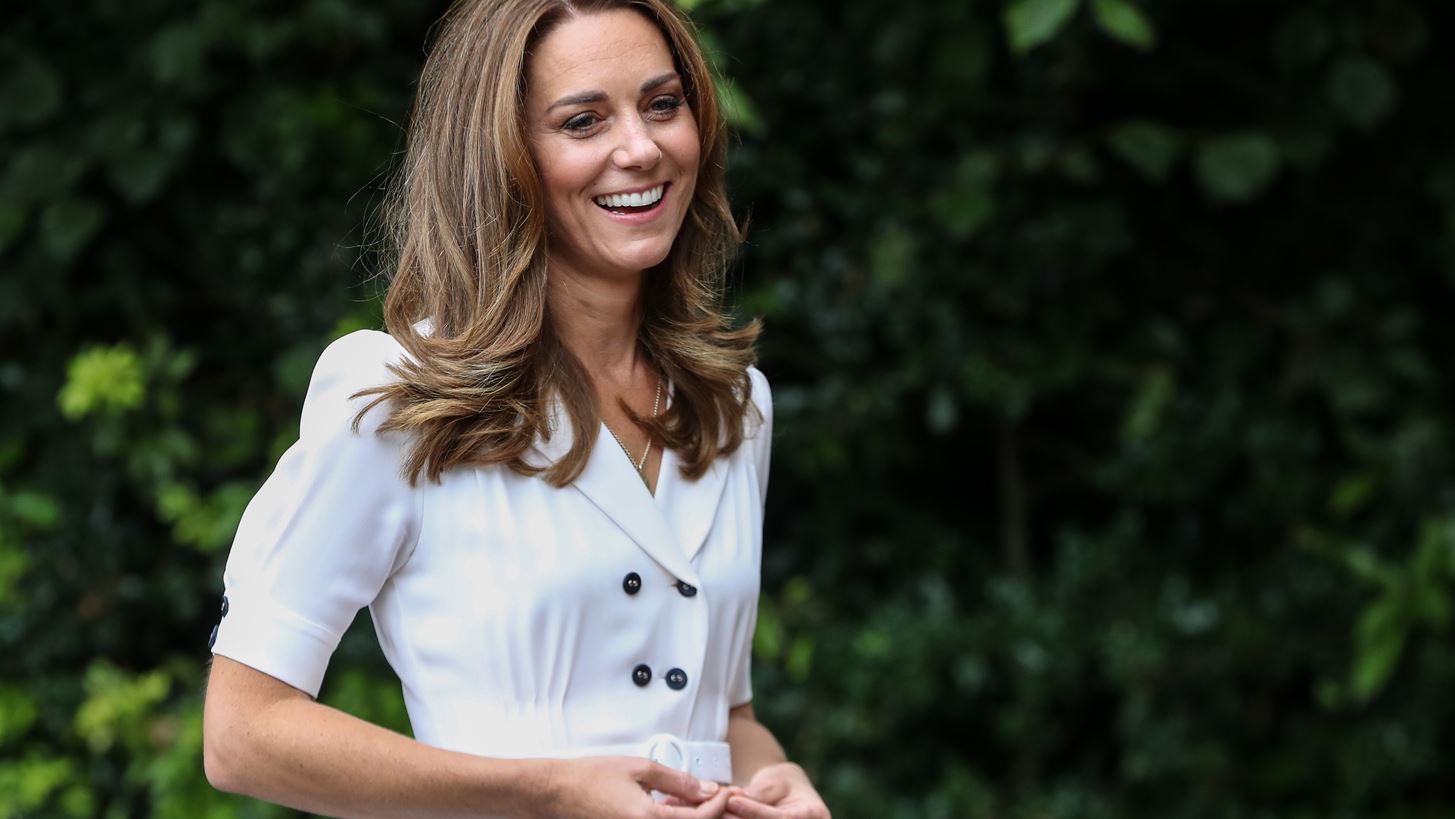 Kate Middleton | &#x39C;&#x3B5; &#x3BB;&#x3B5;&#x3C5;&#x3BA;&#x3CC; summer dress &#x3BA;&#x3B1;&#x3B9; &#x3C6;&#x3BB;&#x3BF;&#x3C1;&#x3AC;&#x3BB; &#x3BC;&#x3AC;&#x3C3;&#x3BA;&#x3B1; &#x3C3;&#x3B5; &#x3B4;&#x3B7;&#x3BC;&#x3CC;&#x3C3;&#x3B9;&#x3B1; &#x3B5;&#x3BC;&#x3C6;&#x3AC;&#x3BD;&#x3B9;&#x3C3;&#x3B7;
