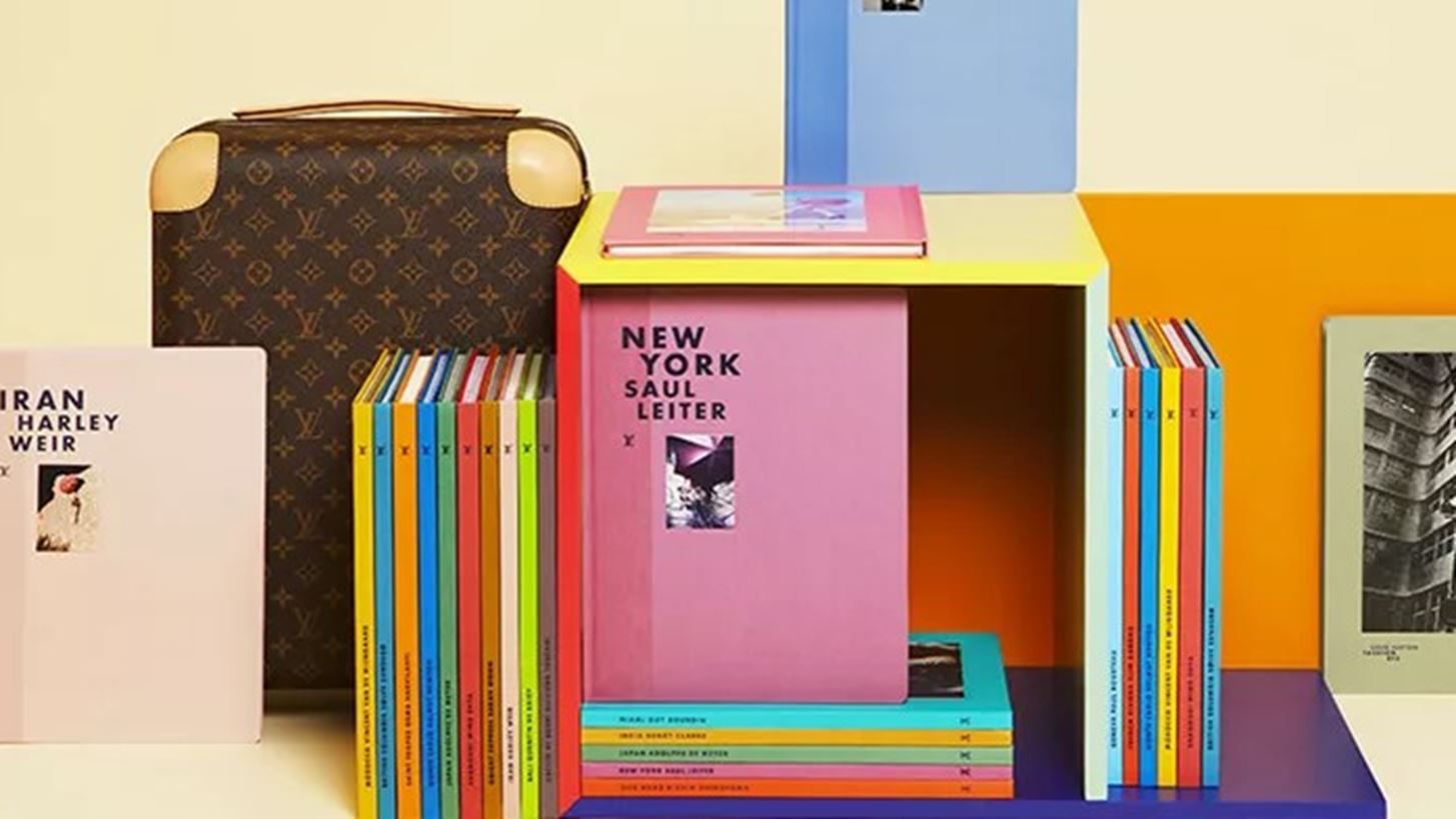 Louis Vuitton | &#x391;&#x3BD;&#x3BF;&#x3AF;&#x3B3;&#x3B5;&#x3B9; &#x3AD;&#x3BD;&#x3B1; pop up book store &#x3C3;&#x3C4;&#x3B7;&#x3BD; &#x3BC;&#x3C0;&#x3BF;&#x3C5;&#x3C4;&#x3AF;&#x3BA; &#x3C4;&#x3BF;&#x3C5; &#x3C3;&#x3C4;&#x3BF; &#x3A0;&#x3B1;&#x3C1;&#x3AF;&#x3C3;&#x3B9;