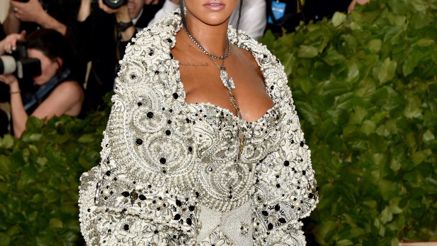 Met 2018: &#x397; Rihanna &#x3BA;&#x3BB;&#x3AD;&#x3B2;&#x3B5;&#x3B9; &#x3BA;&#x3B1;&#x3B9; &#x3C0;&#x3AC;&#x3BB;&#x3B9; &#x3C4;&#x3B7;&#x3BD; &#x3C0;&#x3B1;&#x3C1;&#x3AC;&#x3C3;&#x3C4;&#x3B1;&#x3C3;&#x3B7;, &#x3C9;&#x3C2; &#x3A0;&#x3AC;&#x3C0;&#x3B1;&#x3C2;
